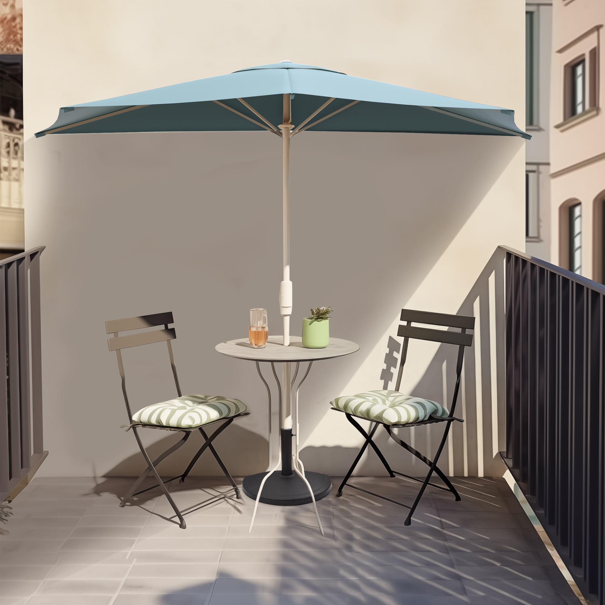 Ombrellone semicurvo su un balcone con tavolo e due sedie