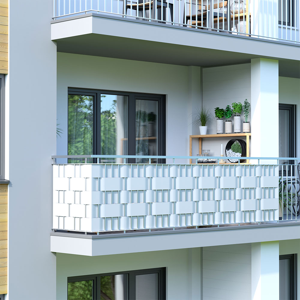 Balcone con parapetto decorativo e piante su uno scaffale sullo sfondo