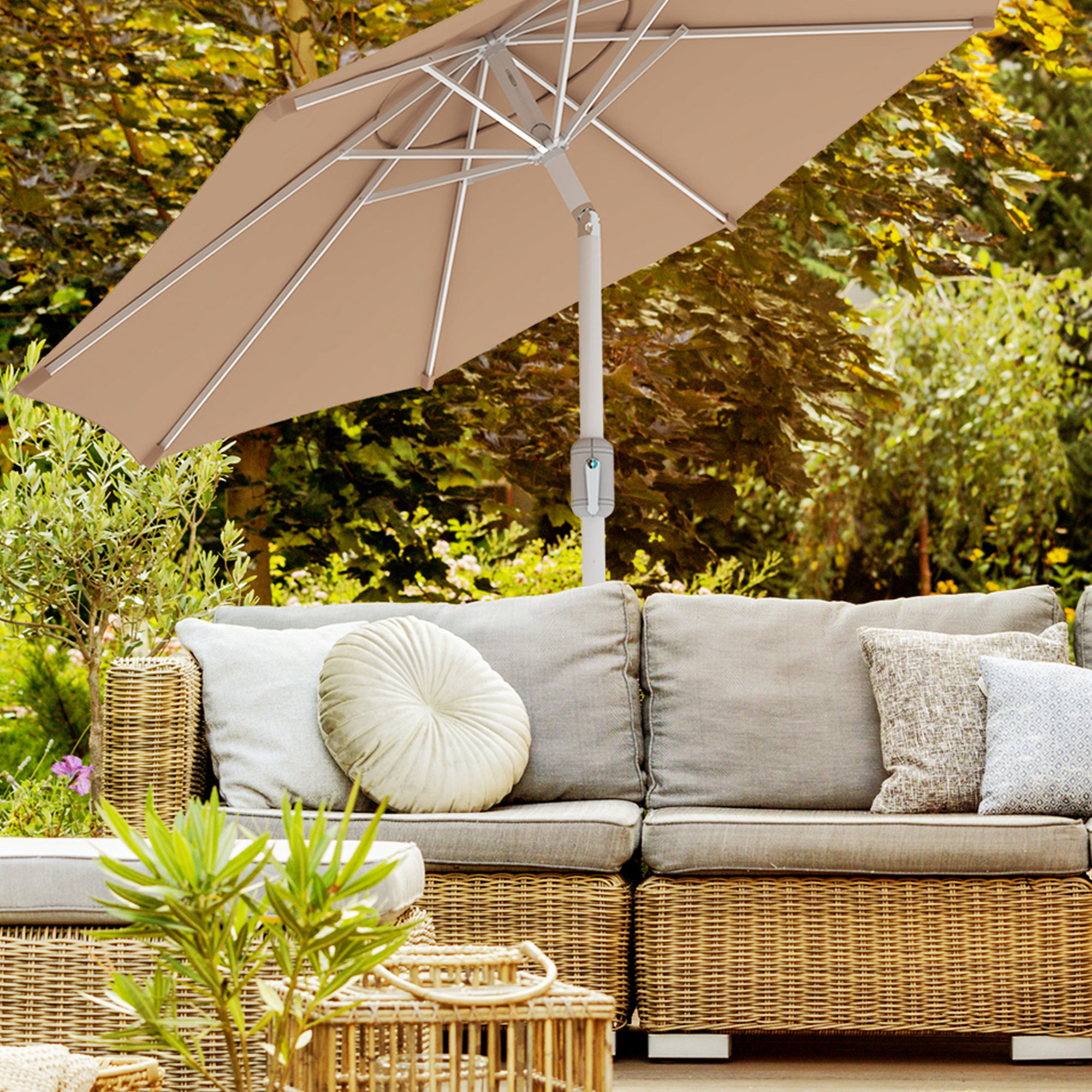 Set di ricambi per ombrellone sopra un divano in rattan in un ambiente da giardino