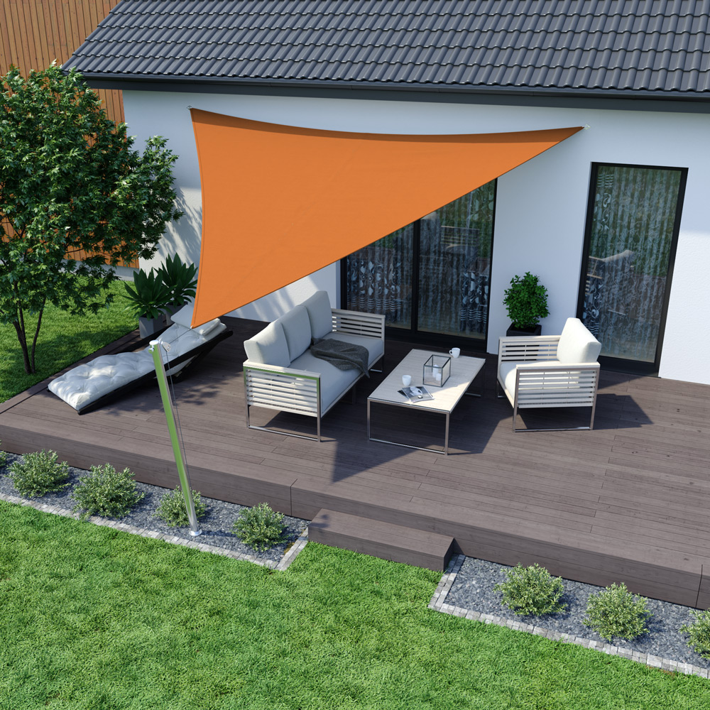 Telo da sole triangolare sopra una terrazza con area salotto e tavolo