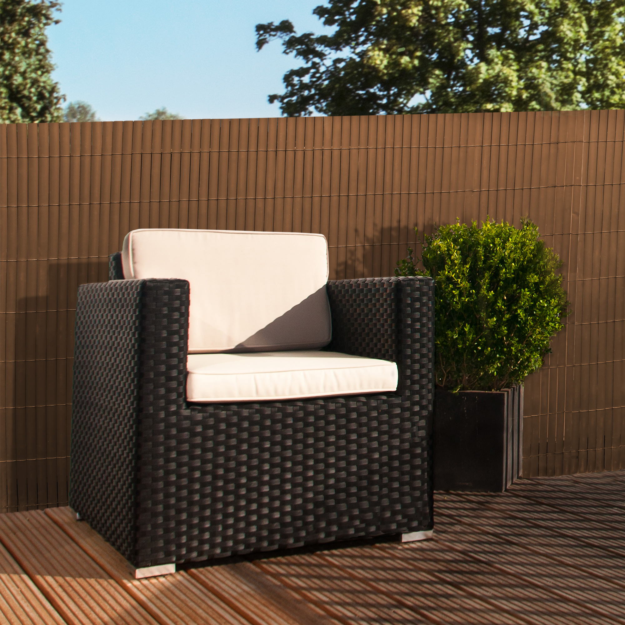 Rete di protezione in PVC su terrazza con sedia e pianta sullo sfondo