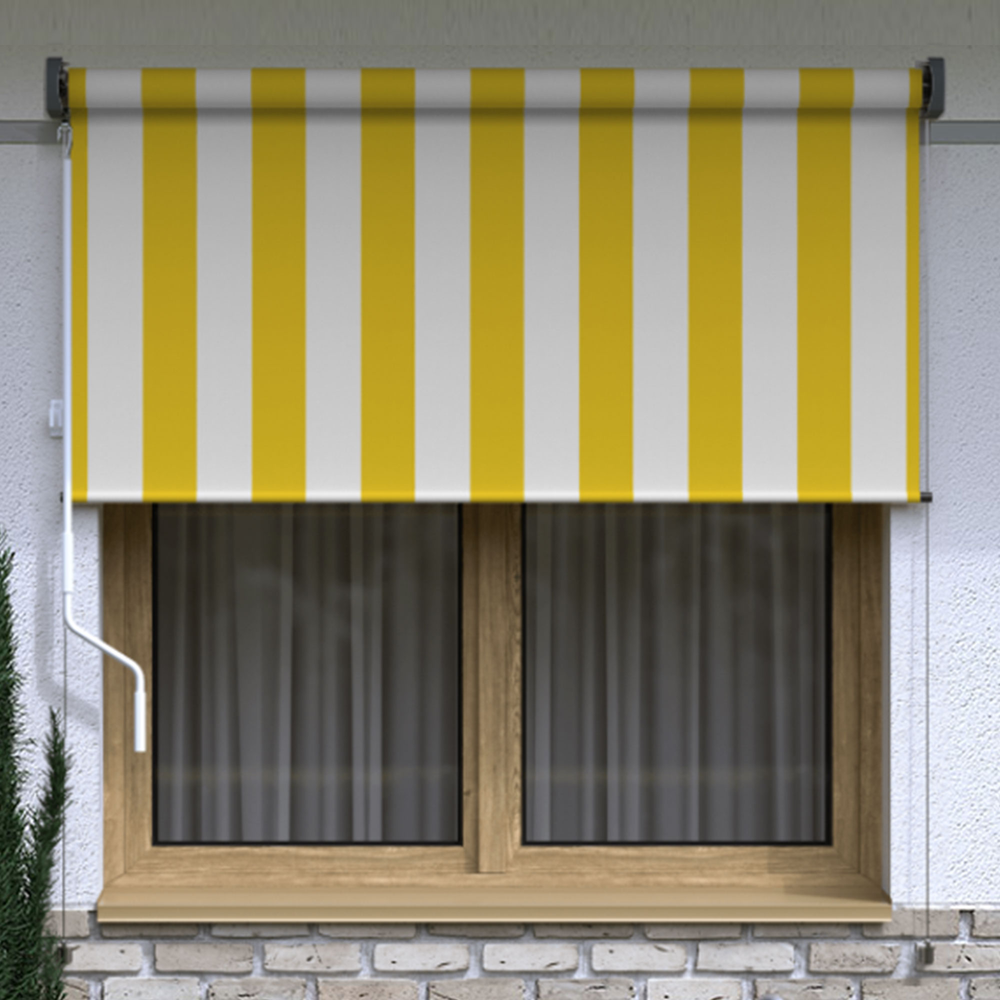 Tenda esterna montata davanti alla finestra con sistema de pendolo, fissata al muro della casa