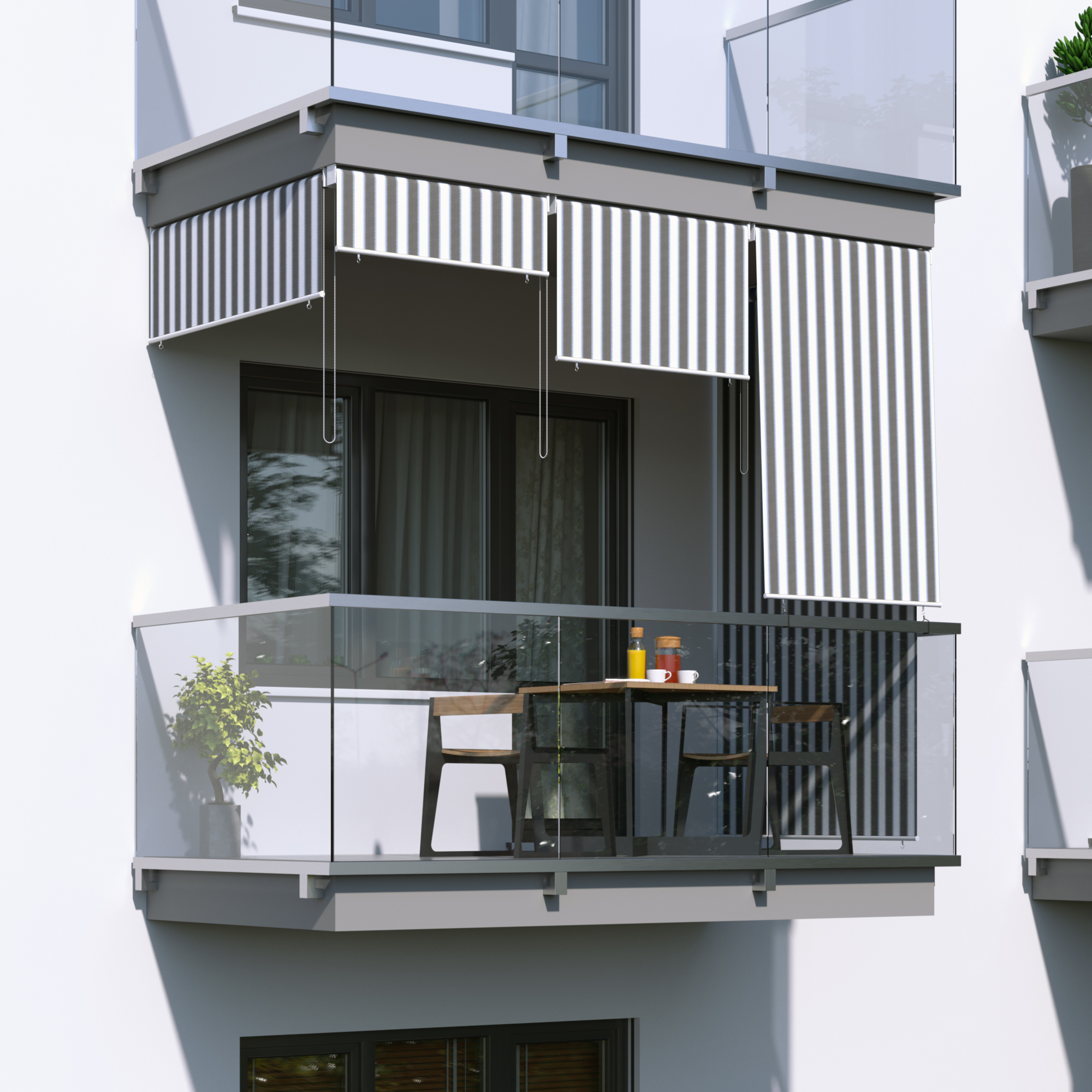 Balcone con tenda verticale sospesa e tavolo con sedie