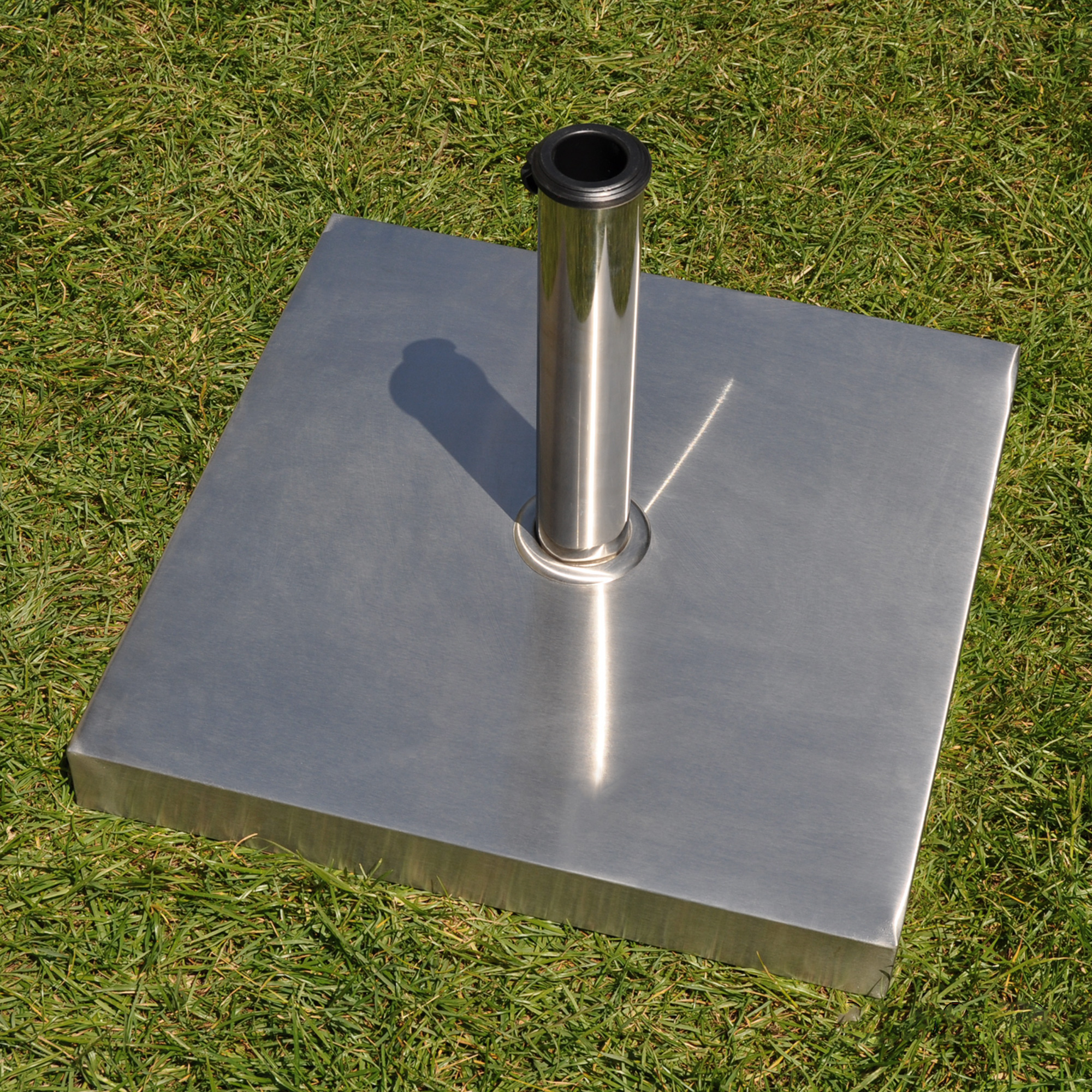 Supporto per ombrellone in acciaio inox su prato per stabilizzare un ombrellone