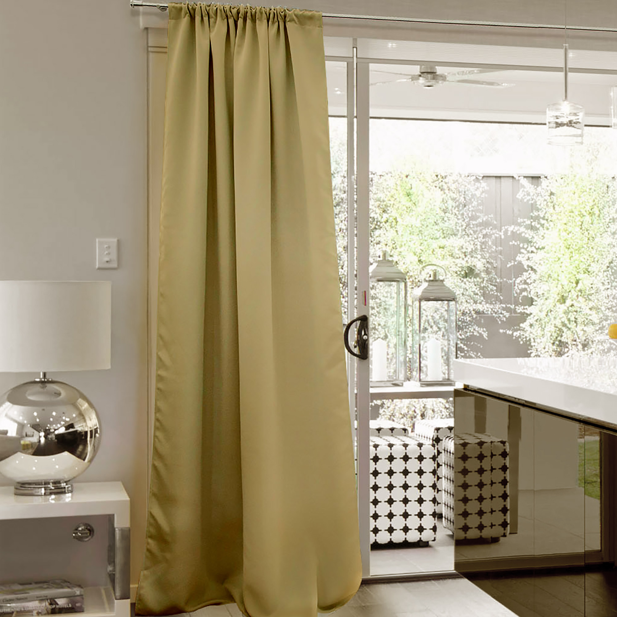 Tenda con arricciatura alla porta del terrazzo in una cucina moderna