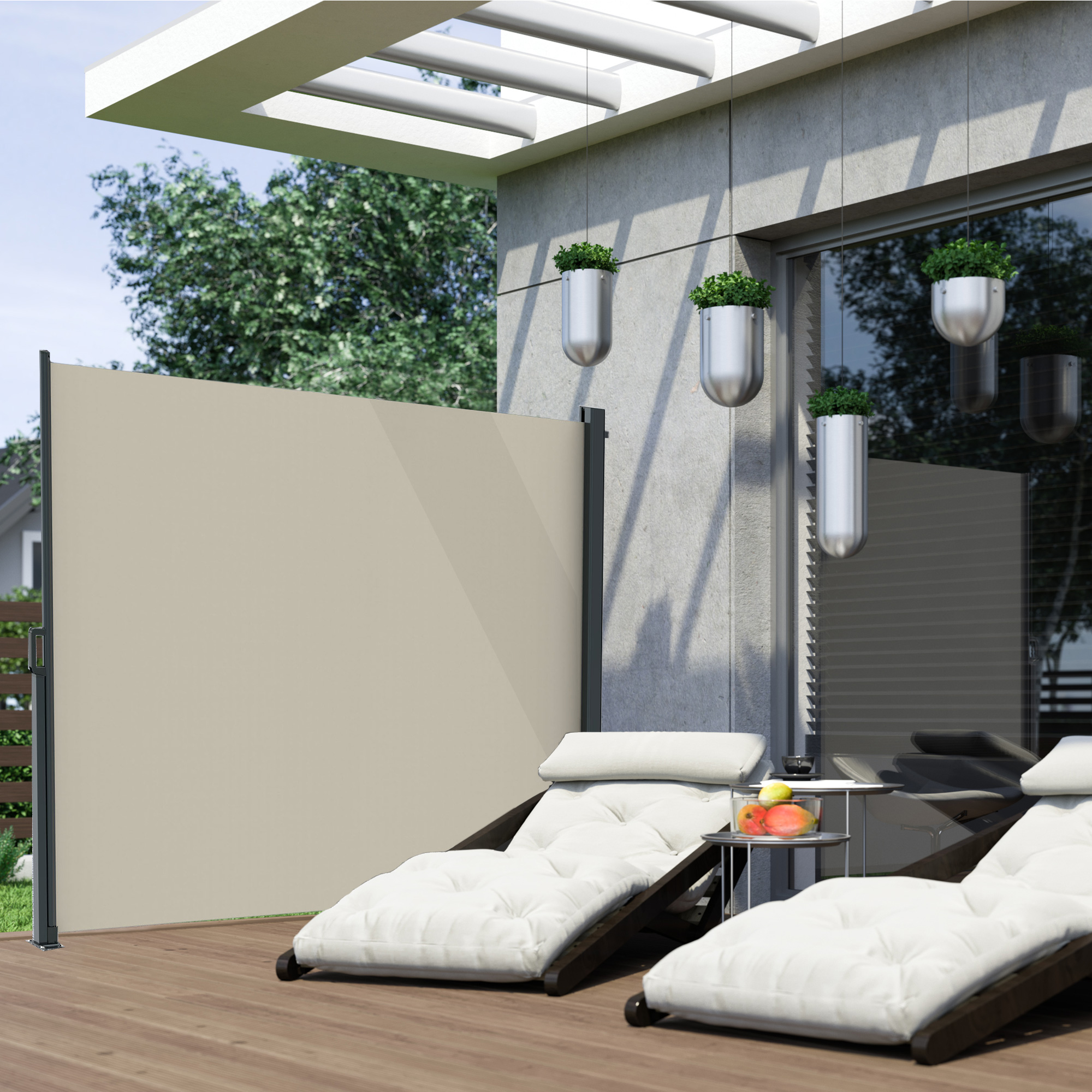 Tenda a caduta su una terrazza accanto a lettini e tavolo con un arrangiamento di frutta