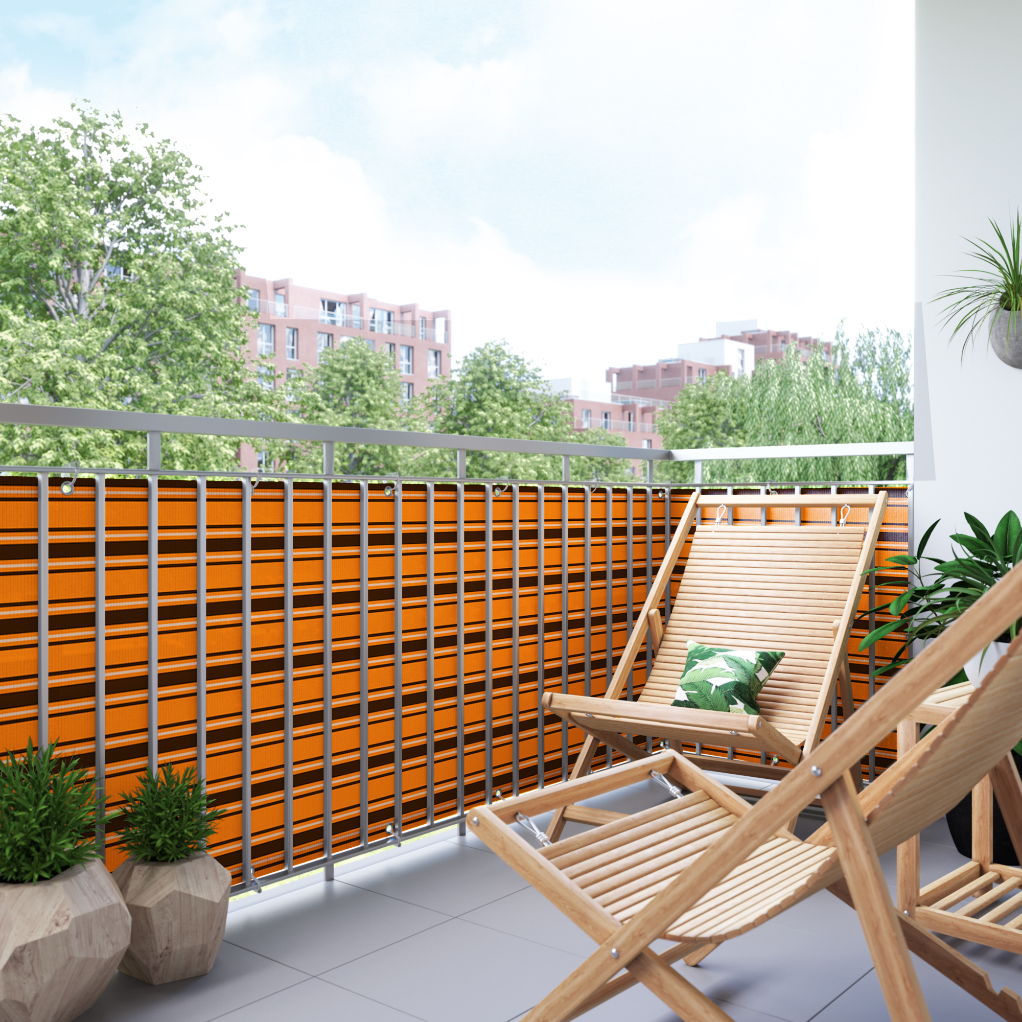 Balcone con rivestimento in materiale traspirante, circondato da piante e sedie