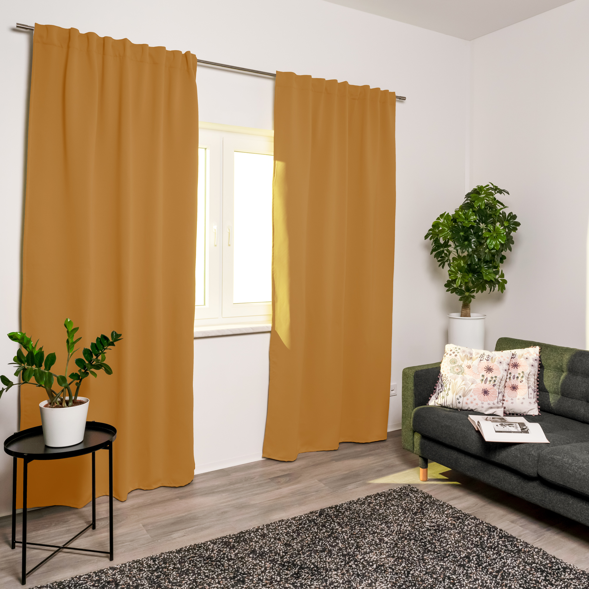 Tenda acustica con nastro combinato davanti a una finestra in un ambiente moderno