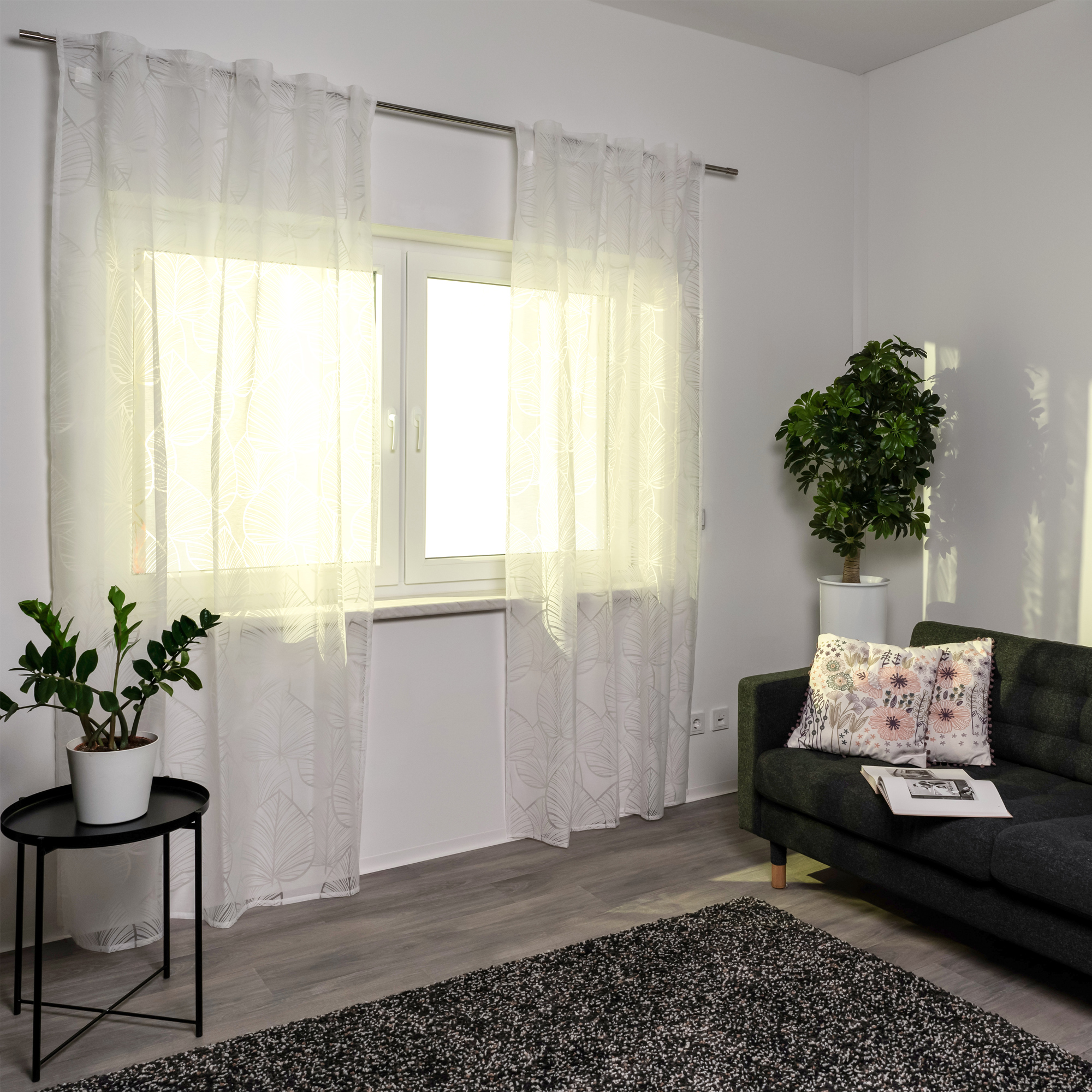 Tenda con nastro combinato davanti a una finestra in un soggiorno moderno, decorativa e funzionale