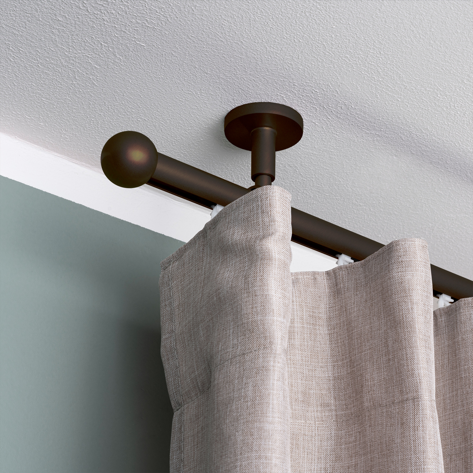 Set di bastoni per tende con corsia interna e estremità a sfera, montato al soffitto con tende appese