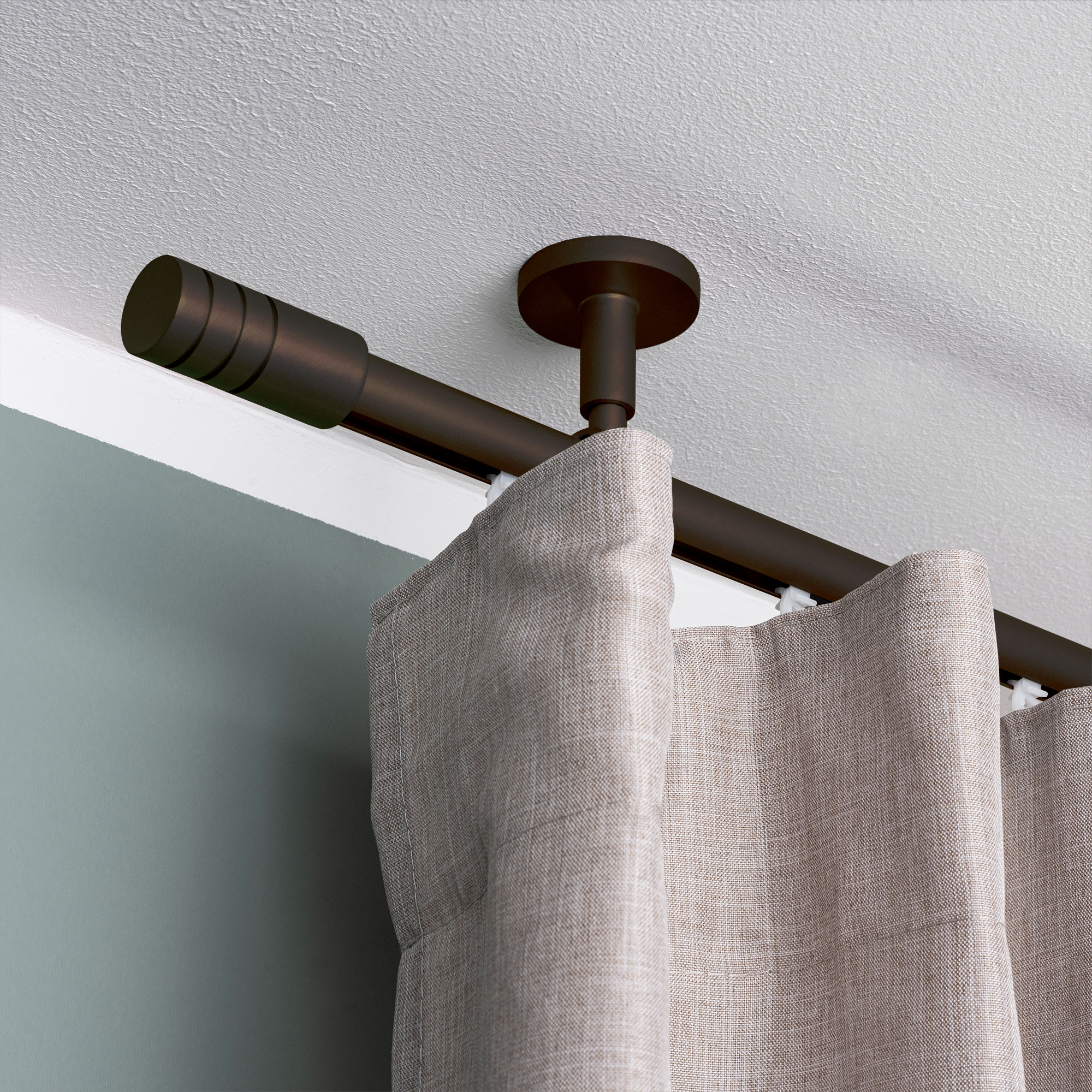 Set di bastoni per tende con corsia interna e supporto a soffitto, con una tenda appesa