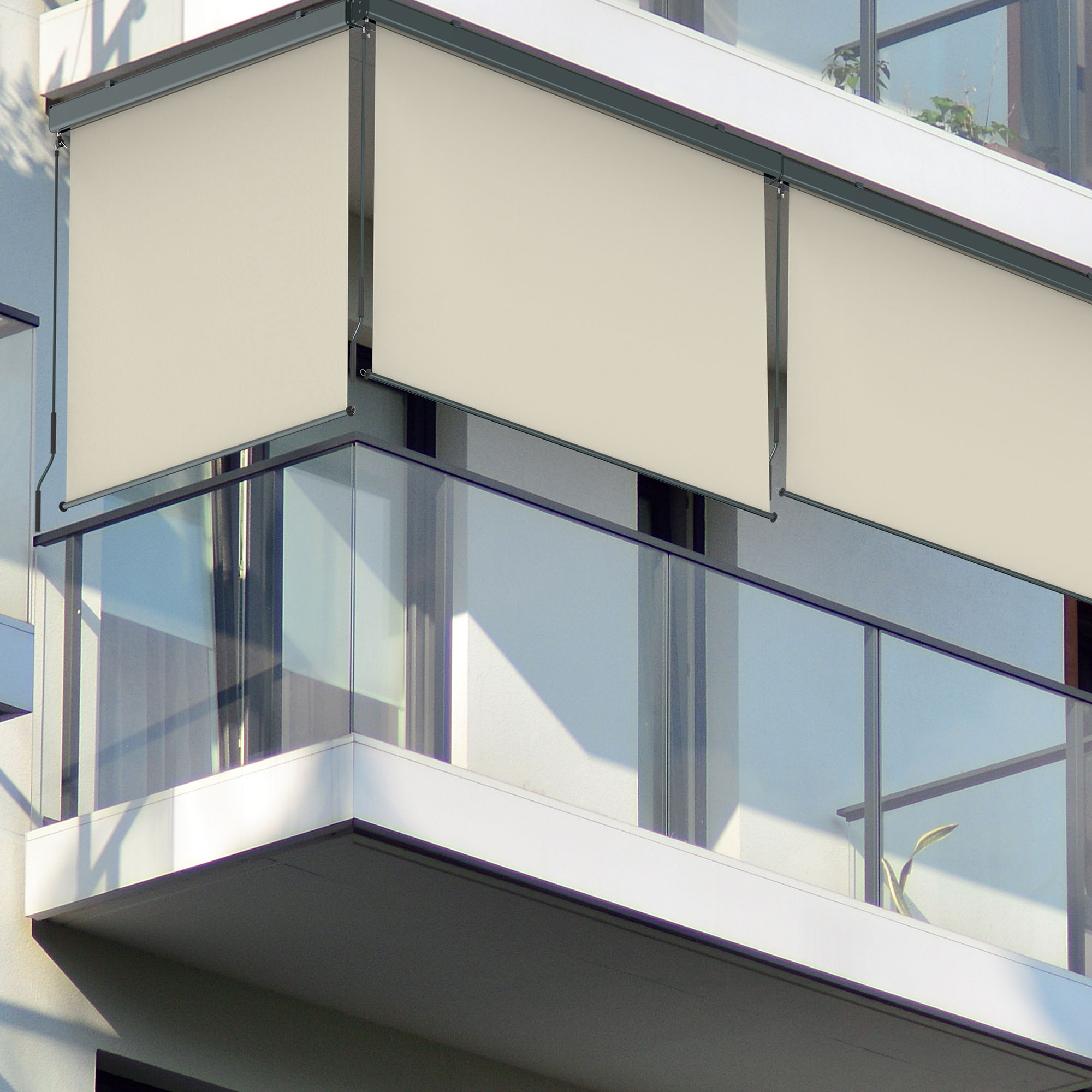 Tenda esterna sul balcone, tenda verticale con cassetta e manovella, montata su parapetto in vetro