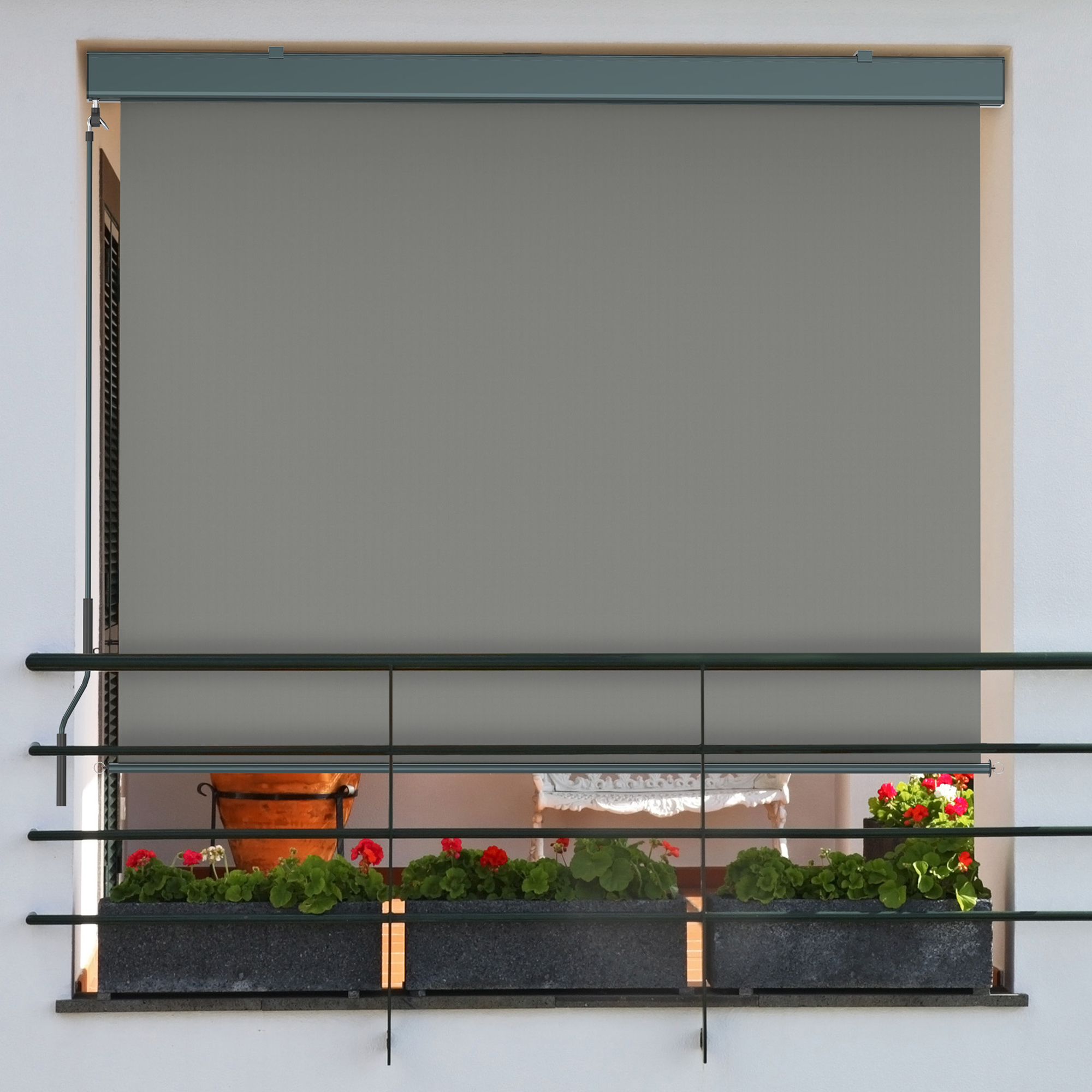 Tenda esterna con cassonetto e manovella montata sul balcone, protezione della vista e solare