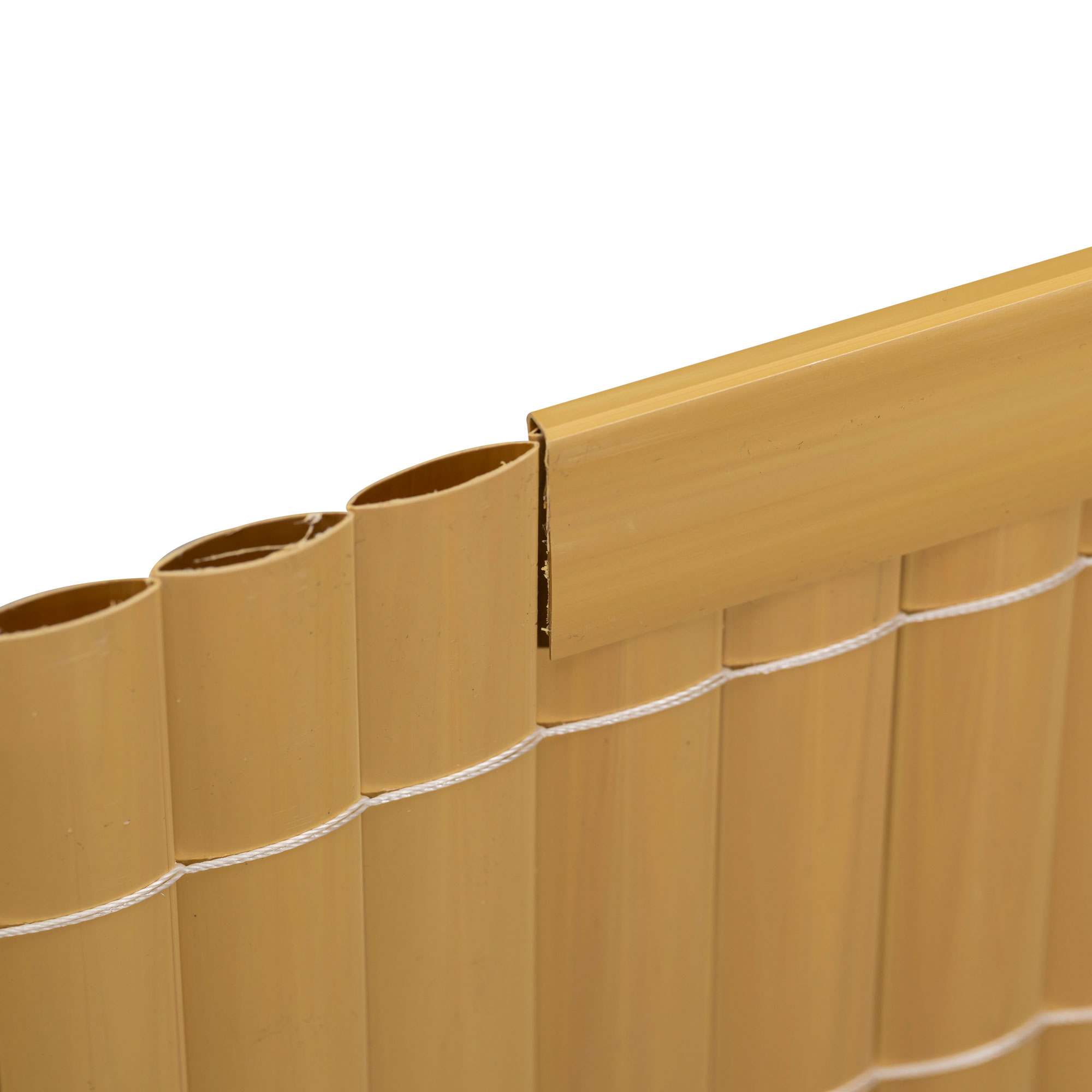 Profilo di copertura in PVC per pannelli di privacy, mostra il bordo superiore e il fissaggio alla struttura dei pannelli