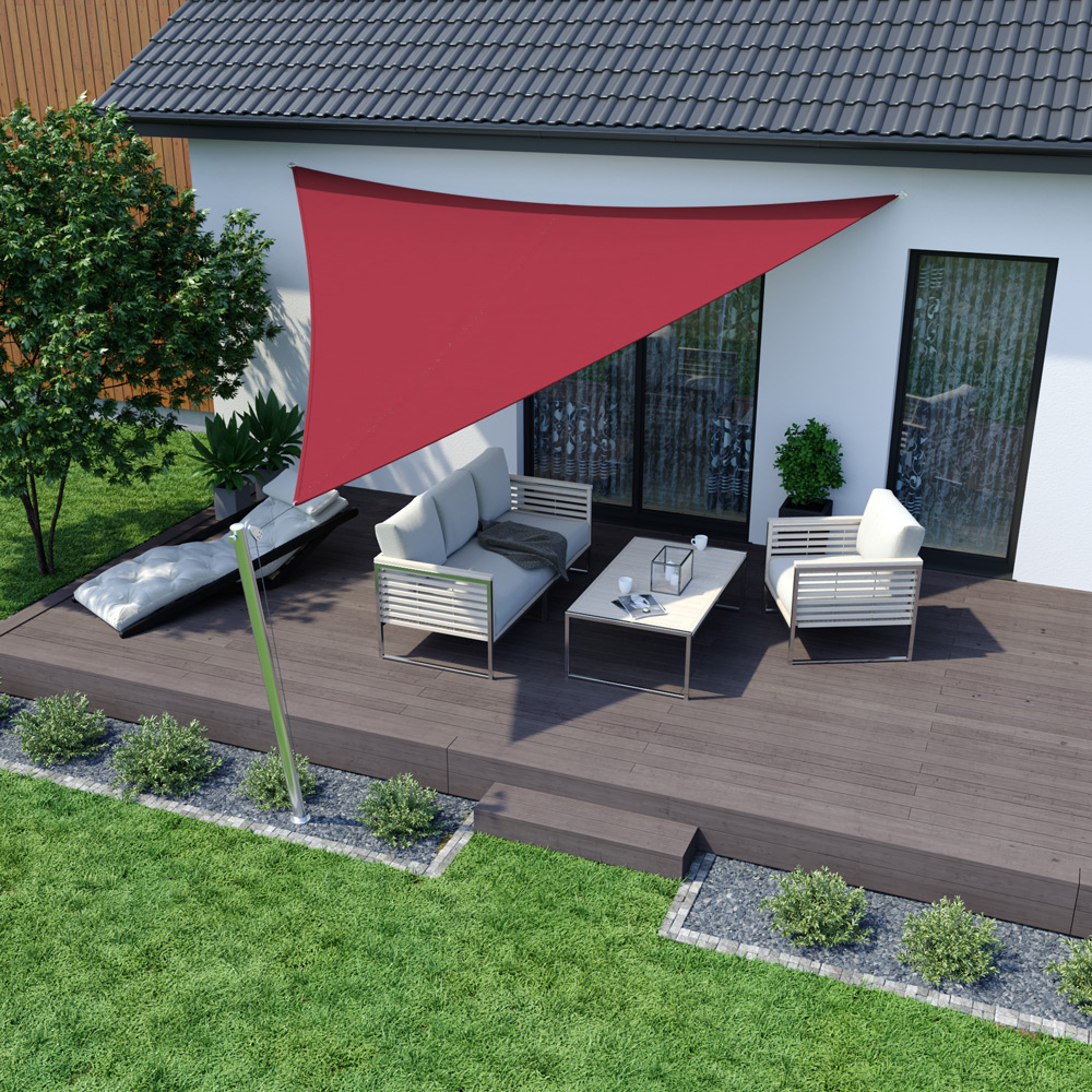 Telo da sole triangolare sopra una terrazza con area salotto e tavolo