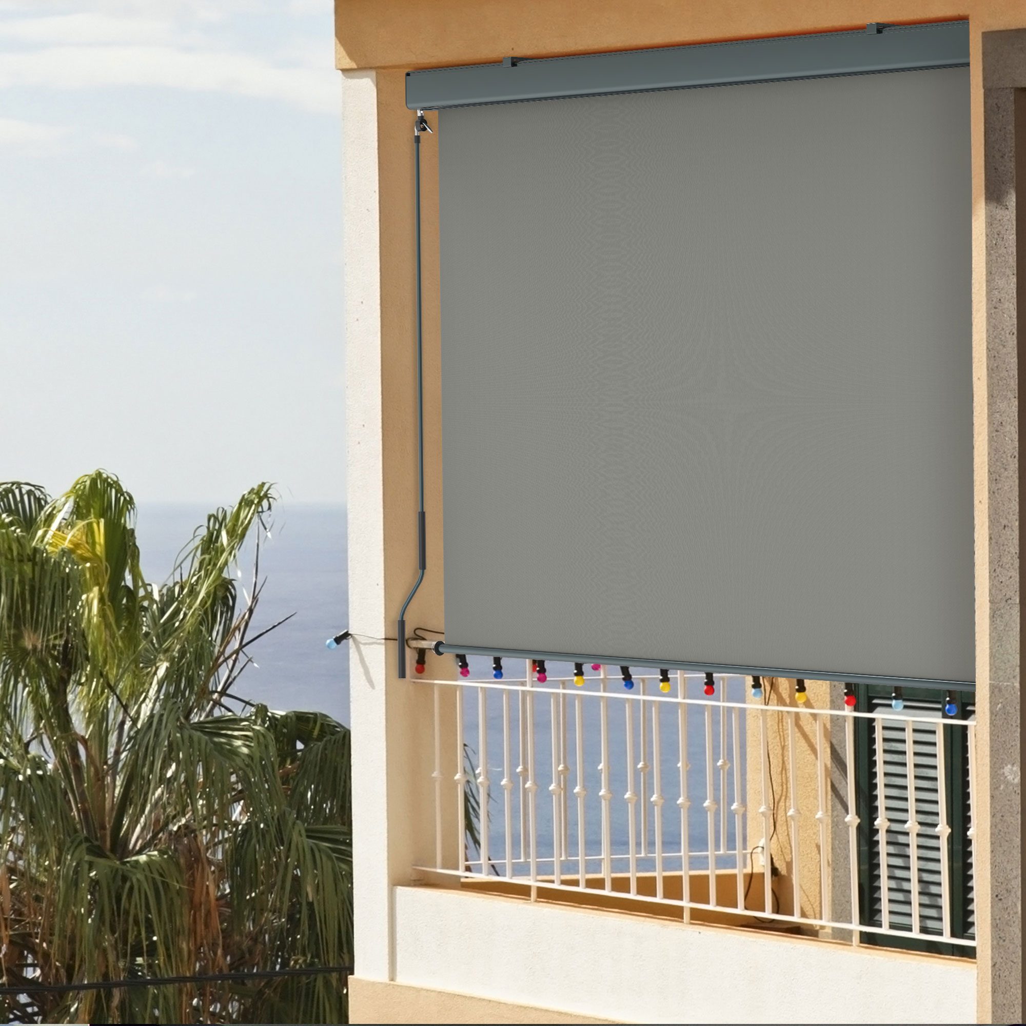 Tenda esterna con cassonetto e manovella montata sul balcone, serve come protezione solare