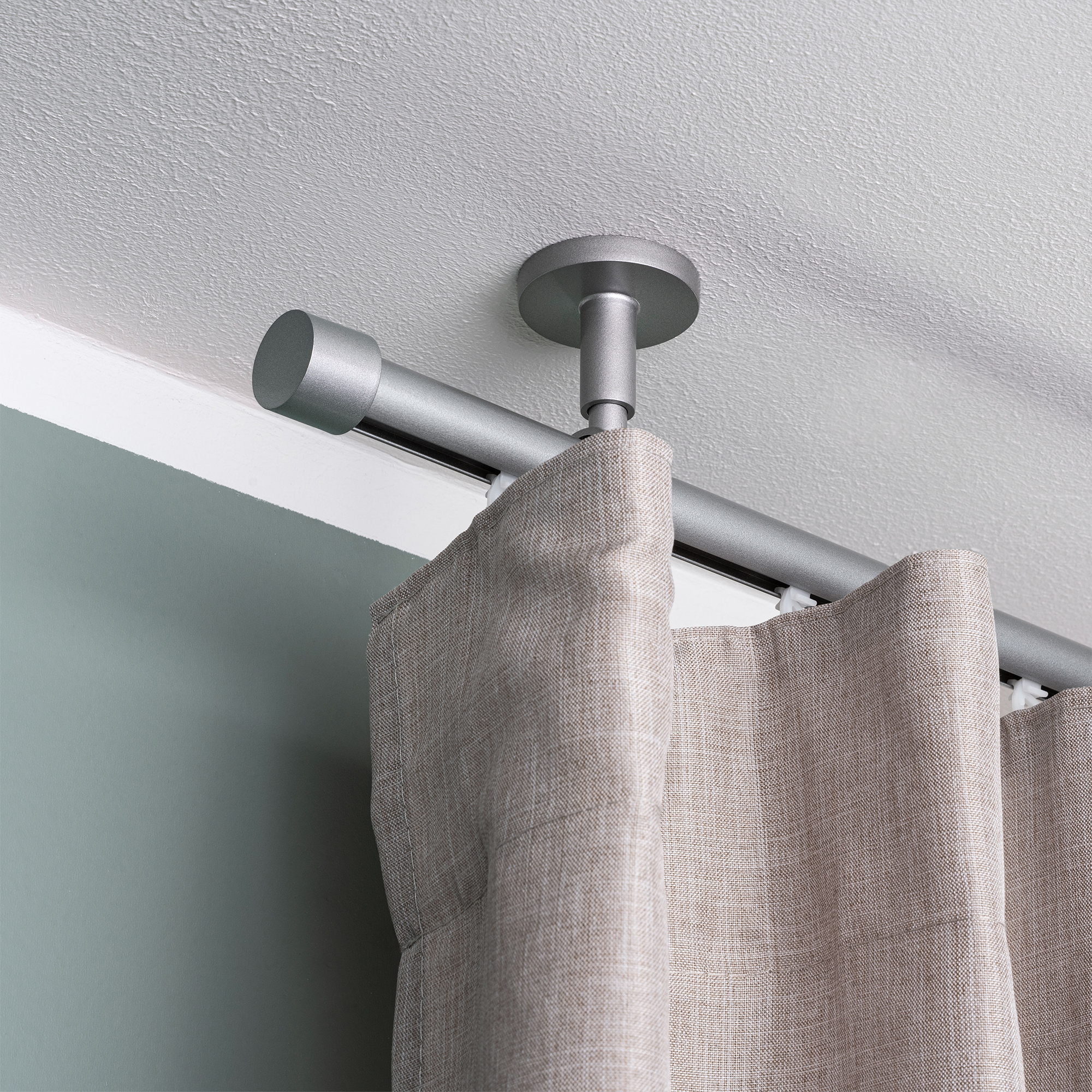 Asta per tende con corsia interna e tenda montata fissata al soffitto