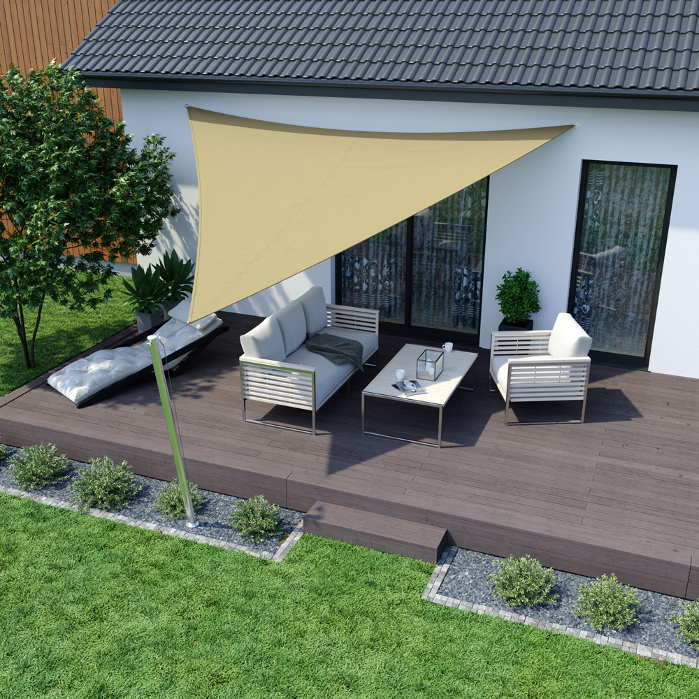 Telo da sole triangolare sopra una terrazza con area salotto e tavolo