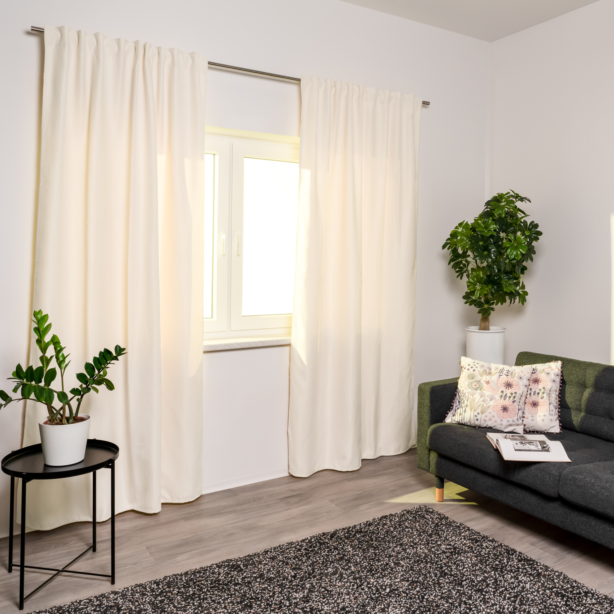Tenda termica con nastro combinato alla finestra, decorata con piante e divano nella stanza