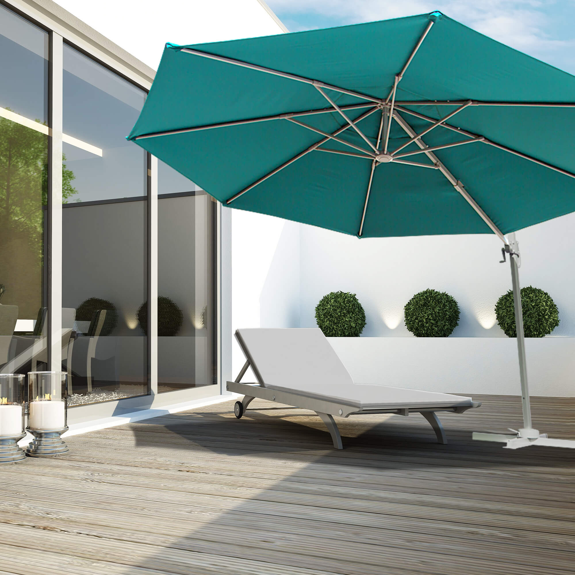 Terrazza con ombrellone a braccio e mobili da giardino, circondata da piante e un piccolo stagno