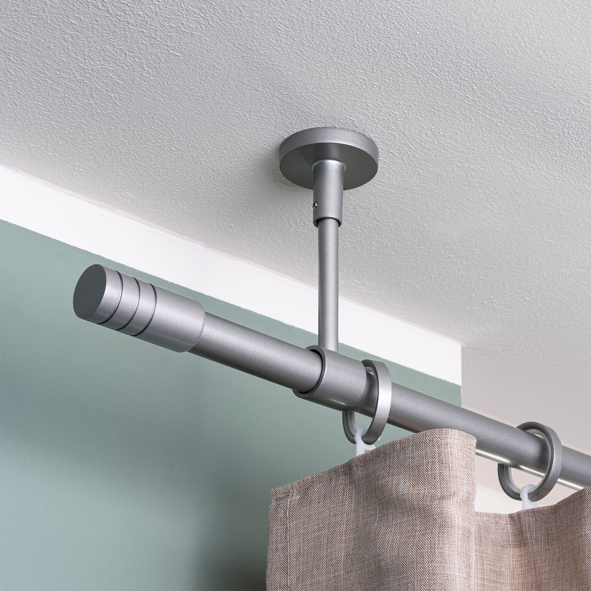 Supporto a soffitto per asta di tende con tenda e anelli fissati al soffitto