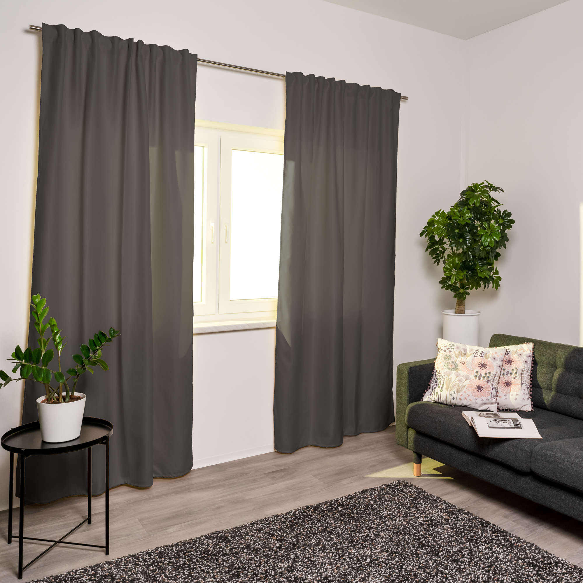 Tenda termica con nastro combinato alla finestra in un soggiorno moderno