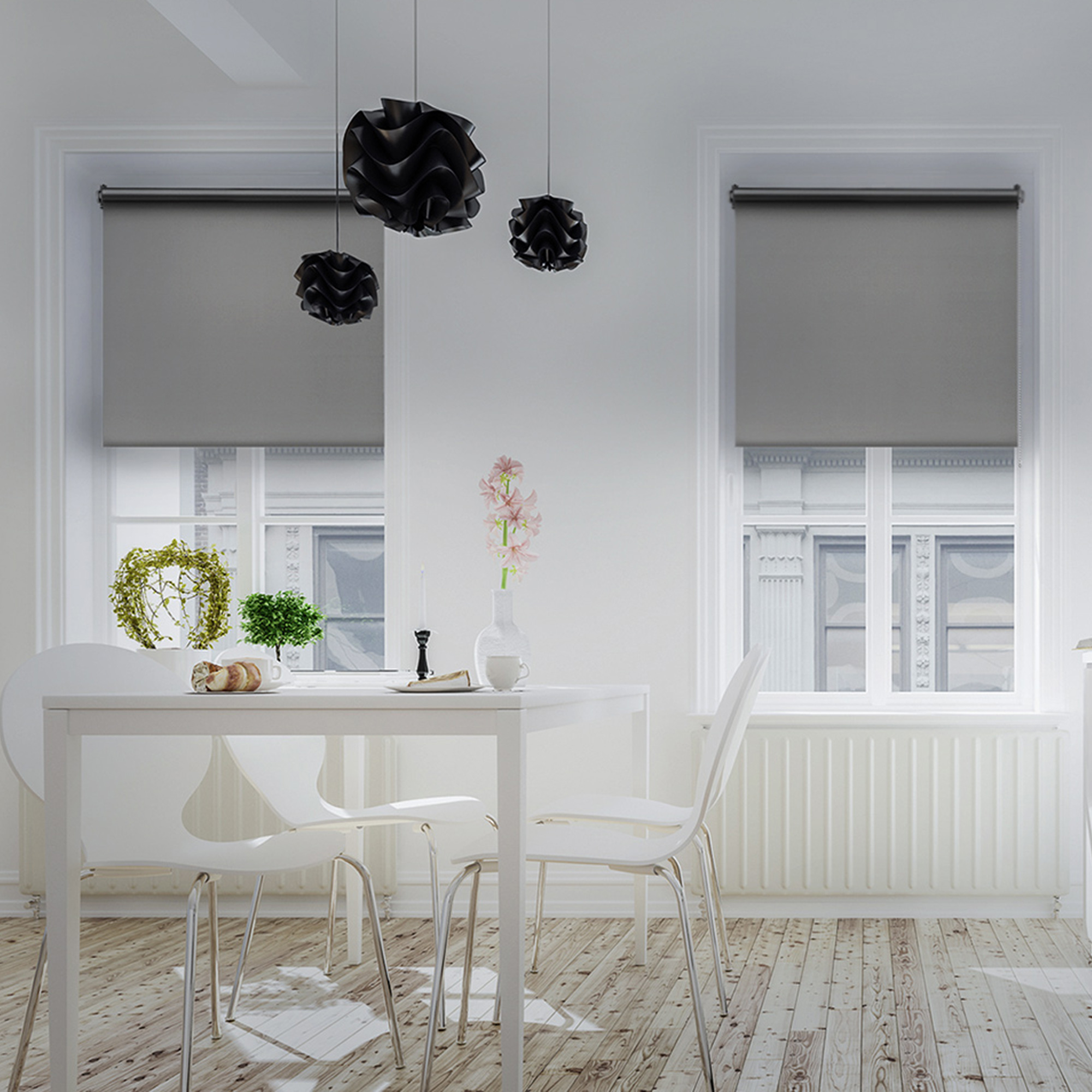 Sala da pranzo con tavolo, sedie, piante e tende oscuranti alle finestre