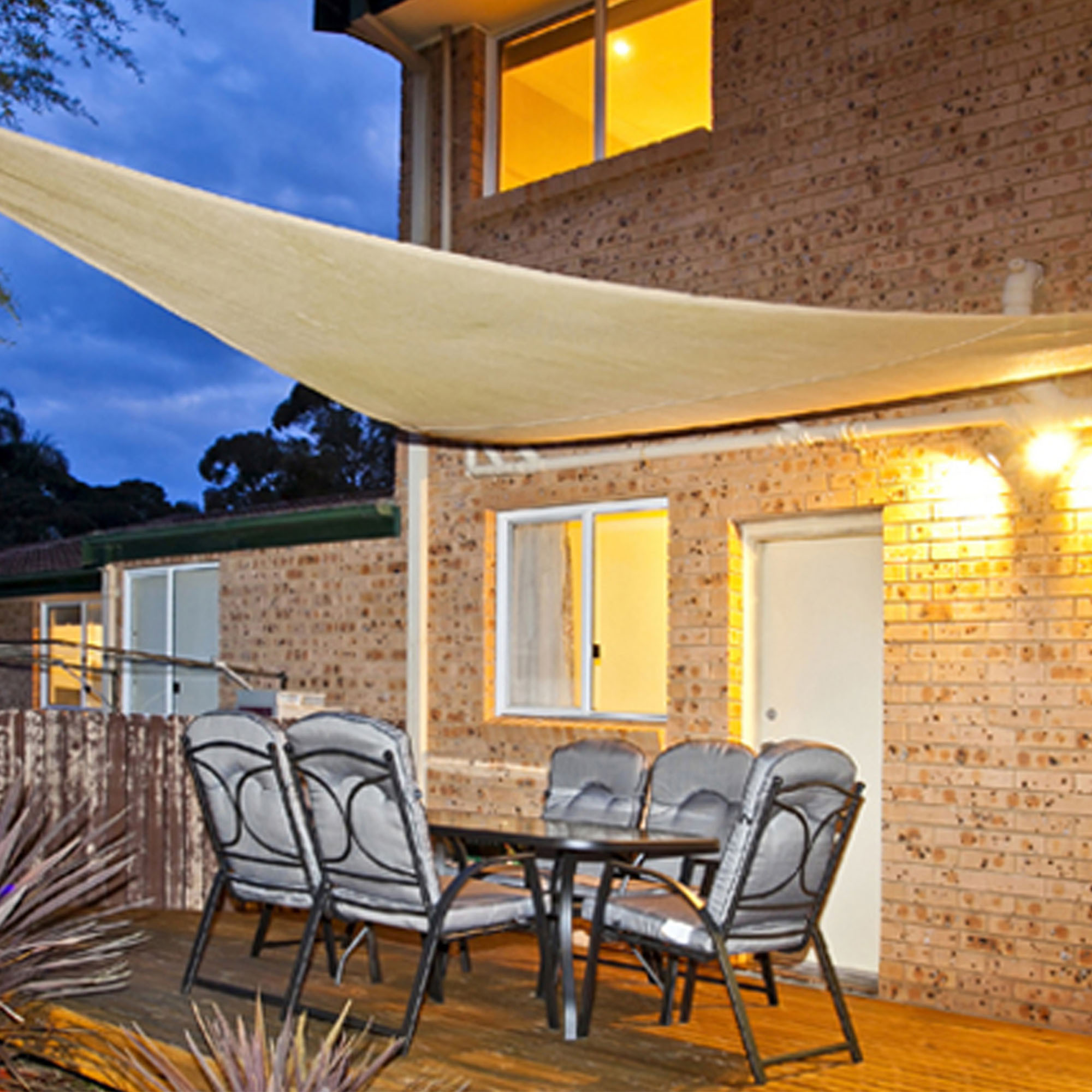Tenda da sole sopra una terrazza con tavolo e sedie, offre protezione dalle intemperie