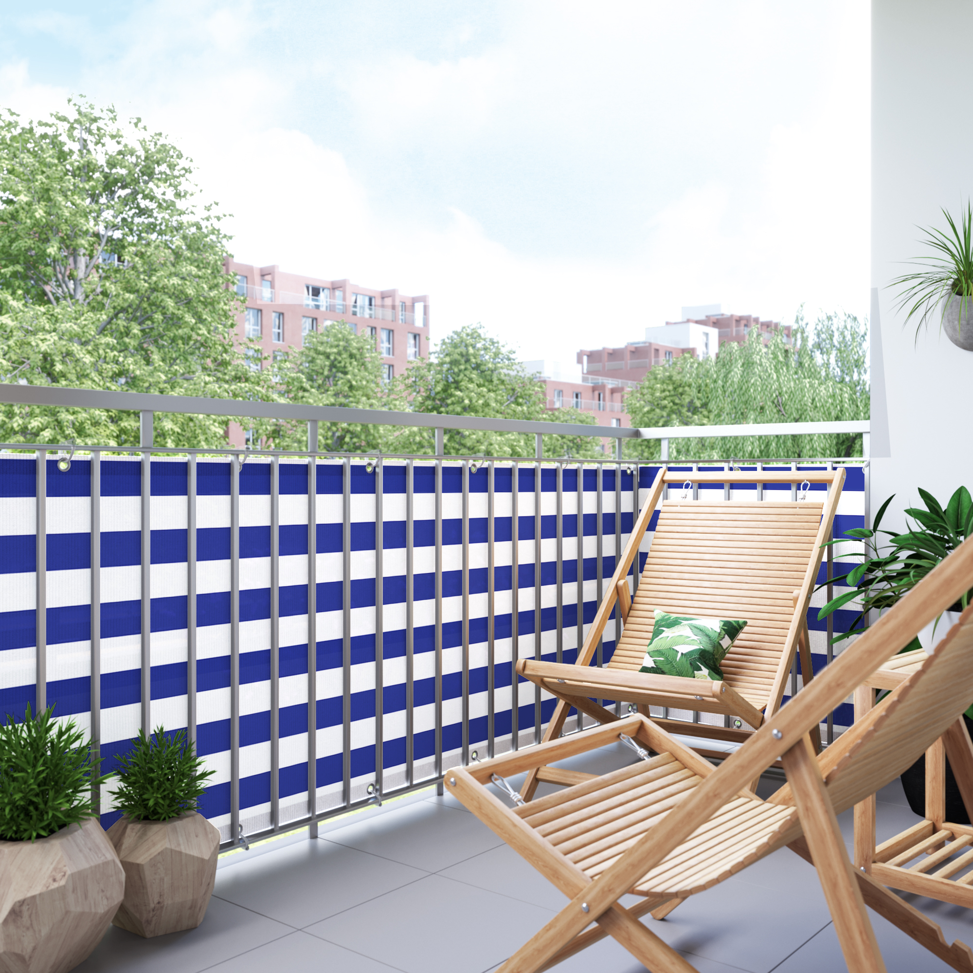 Balcone con rivestimento in materiale traspirante, circondato da piante e sedie