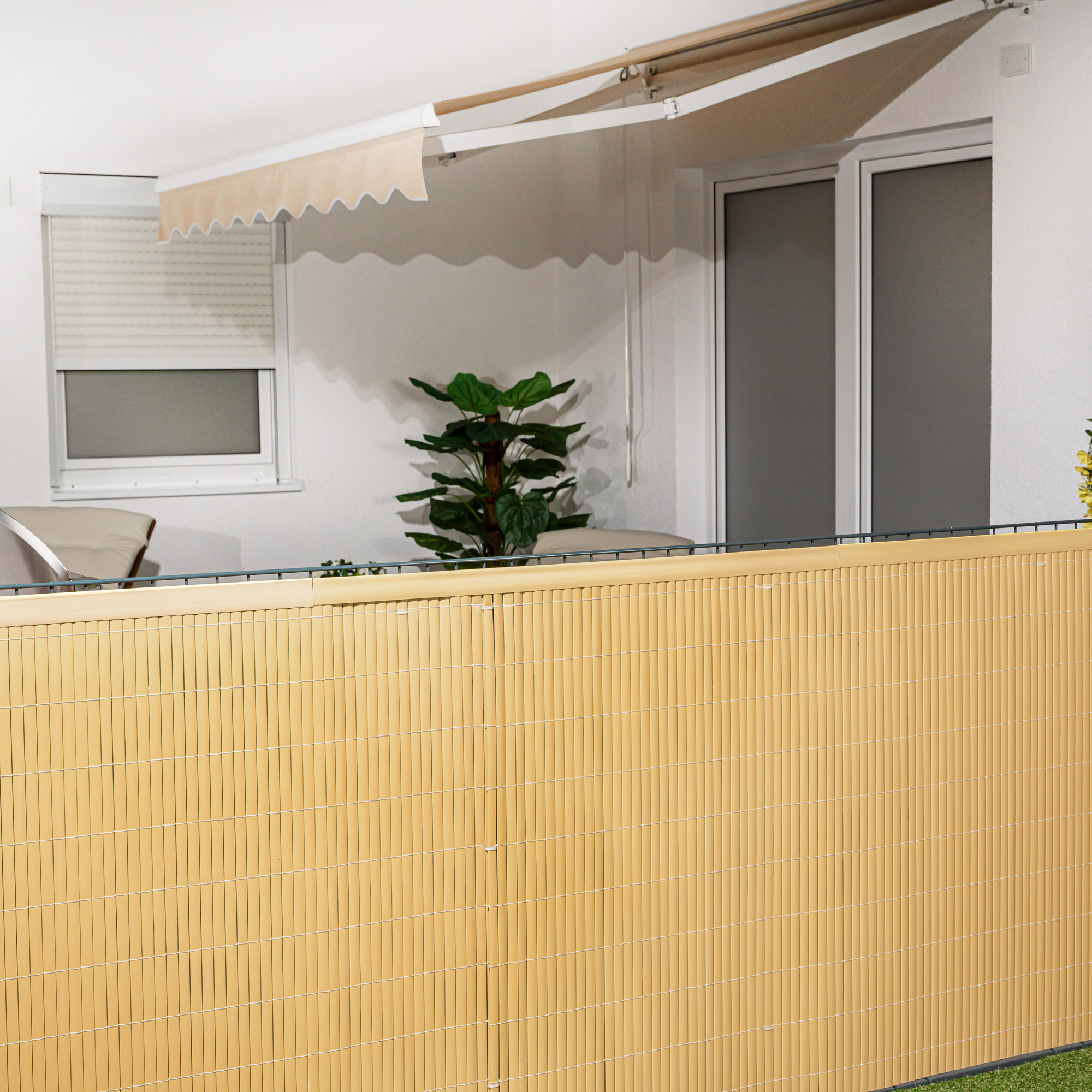 Profilo di copertura in PVC per pannelli di protezione montato su terrazza
