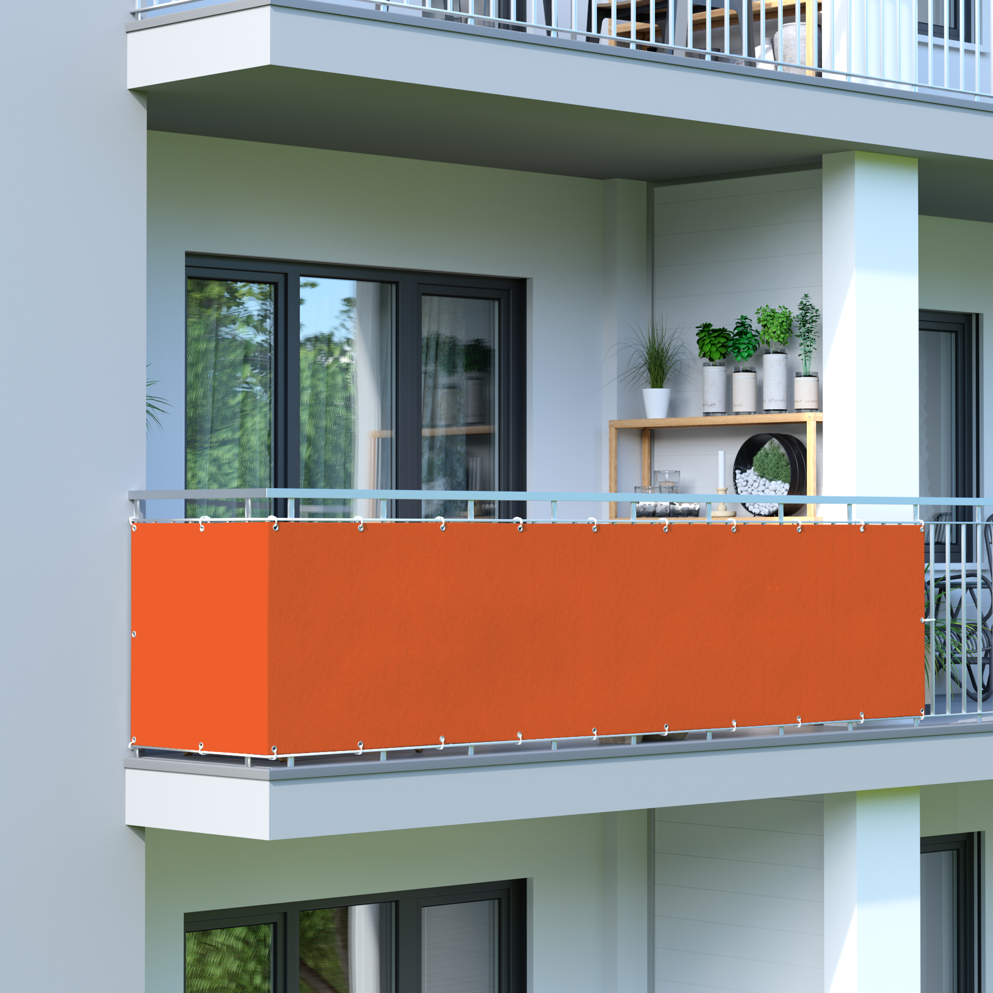 Rivestimento per balcone in HDPE, montato su un parapetto, offre privacy e traspirabilità