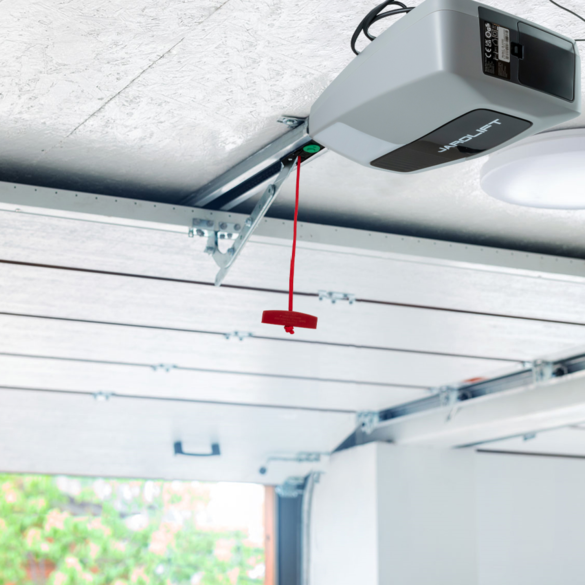 Motore per porta garage con prolunghe e cavo di sblocco di emergenza montato a soffitto