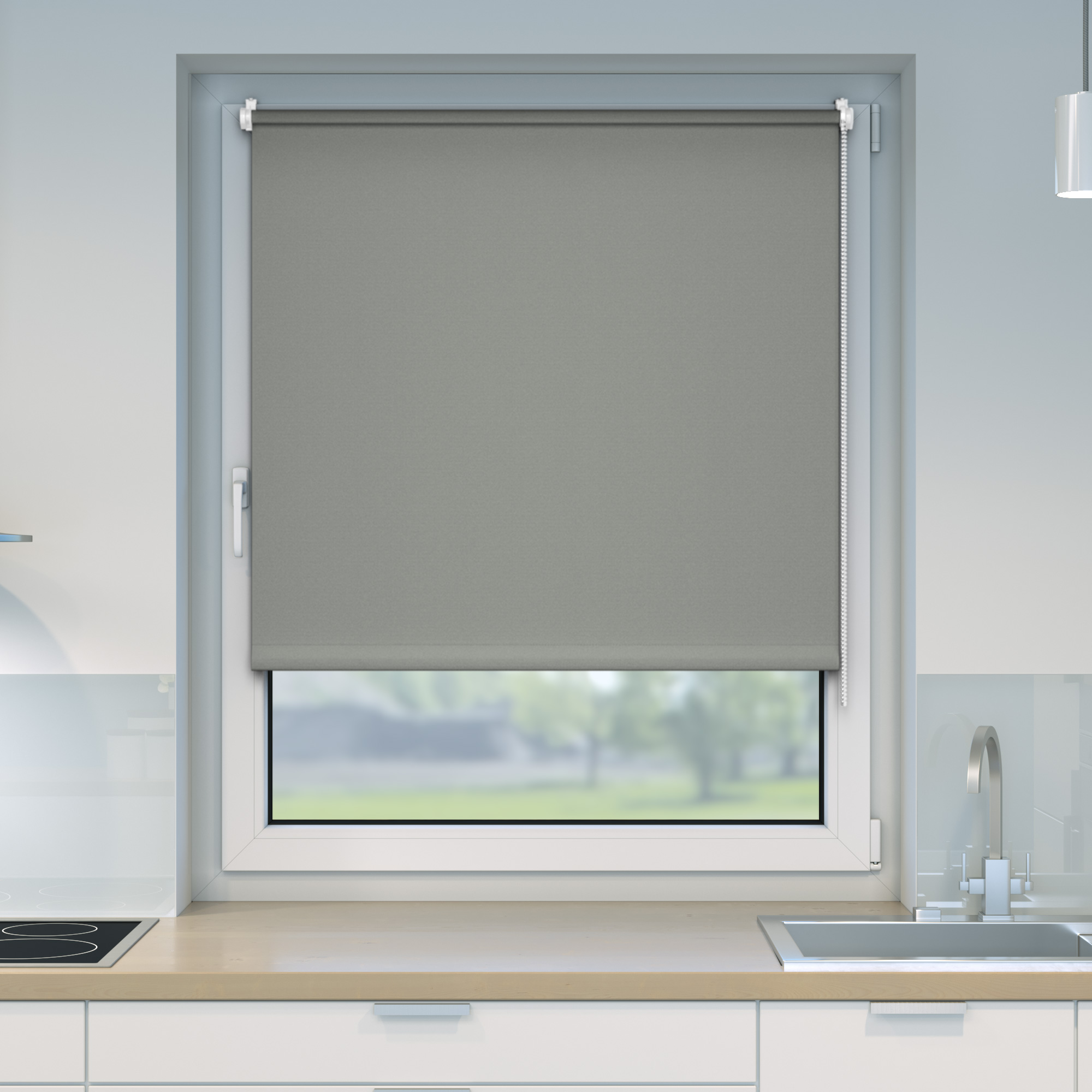 Tenda oscurante a una finestra in una cucina, con catena per alzare e abbassare