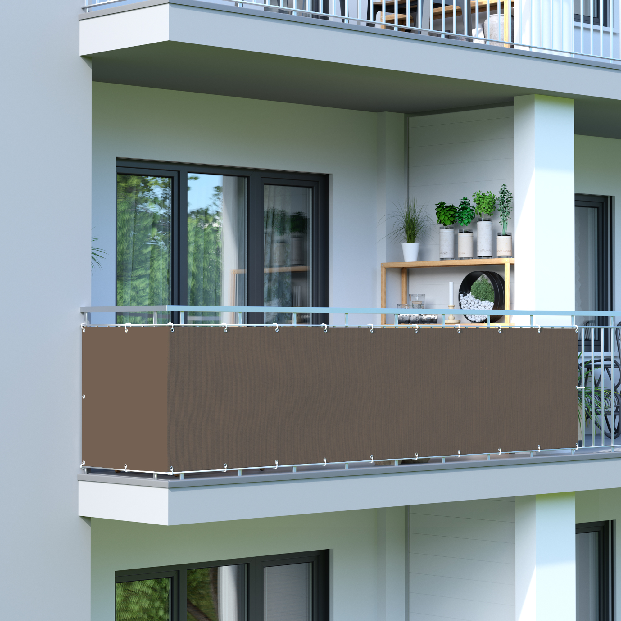 Rivestimento per balcone in HDPE, montato su un parapetto, offre privacy e traspirabilità