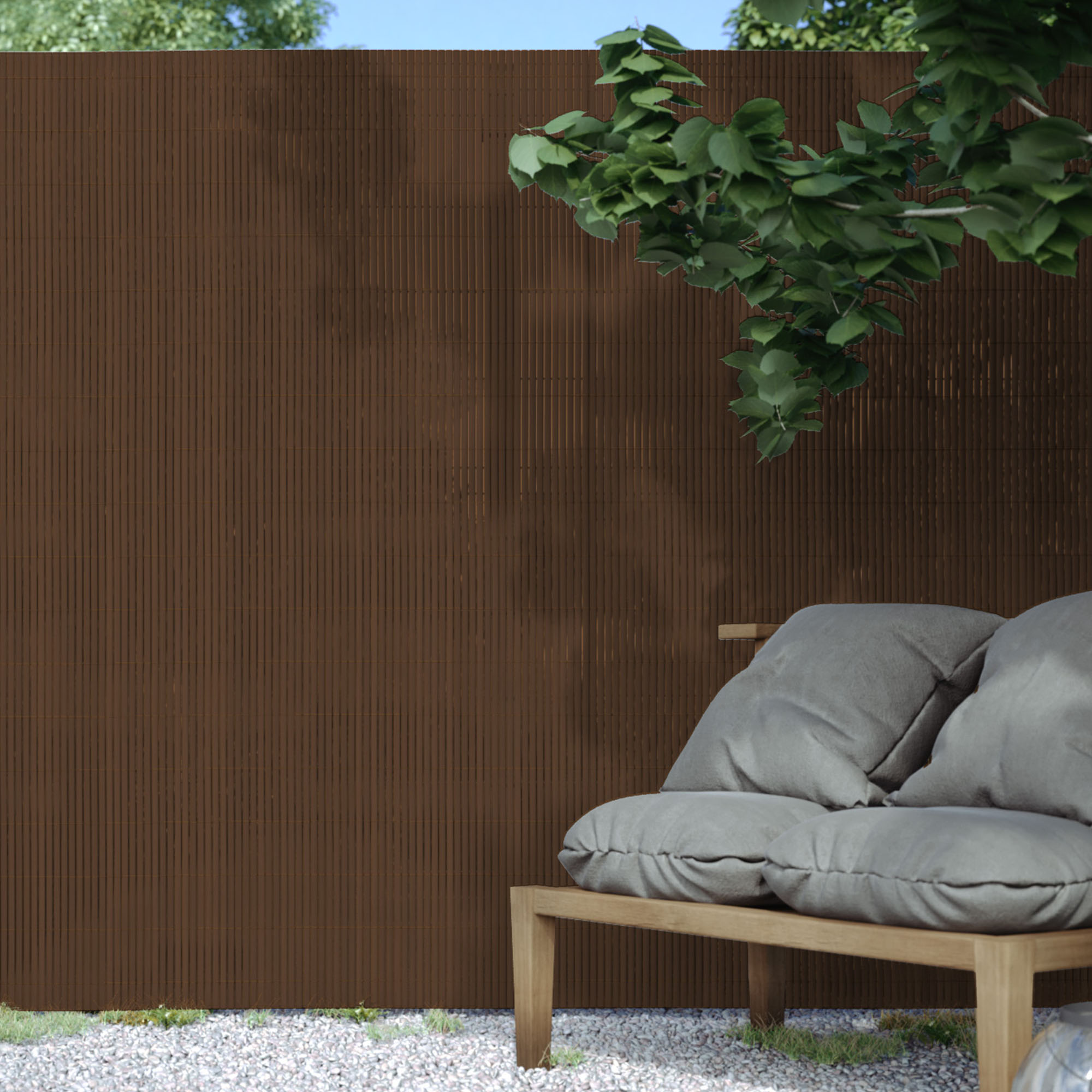 Rete di protezione in PVC nel giardino dietro un divano in legno con cuscini