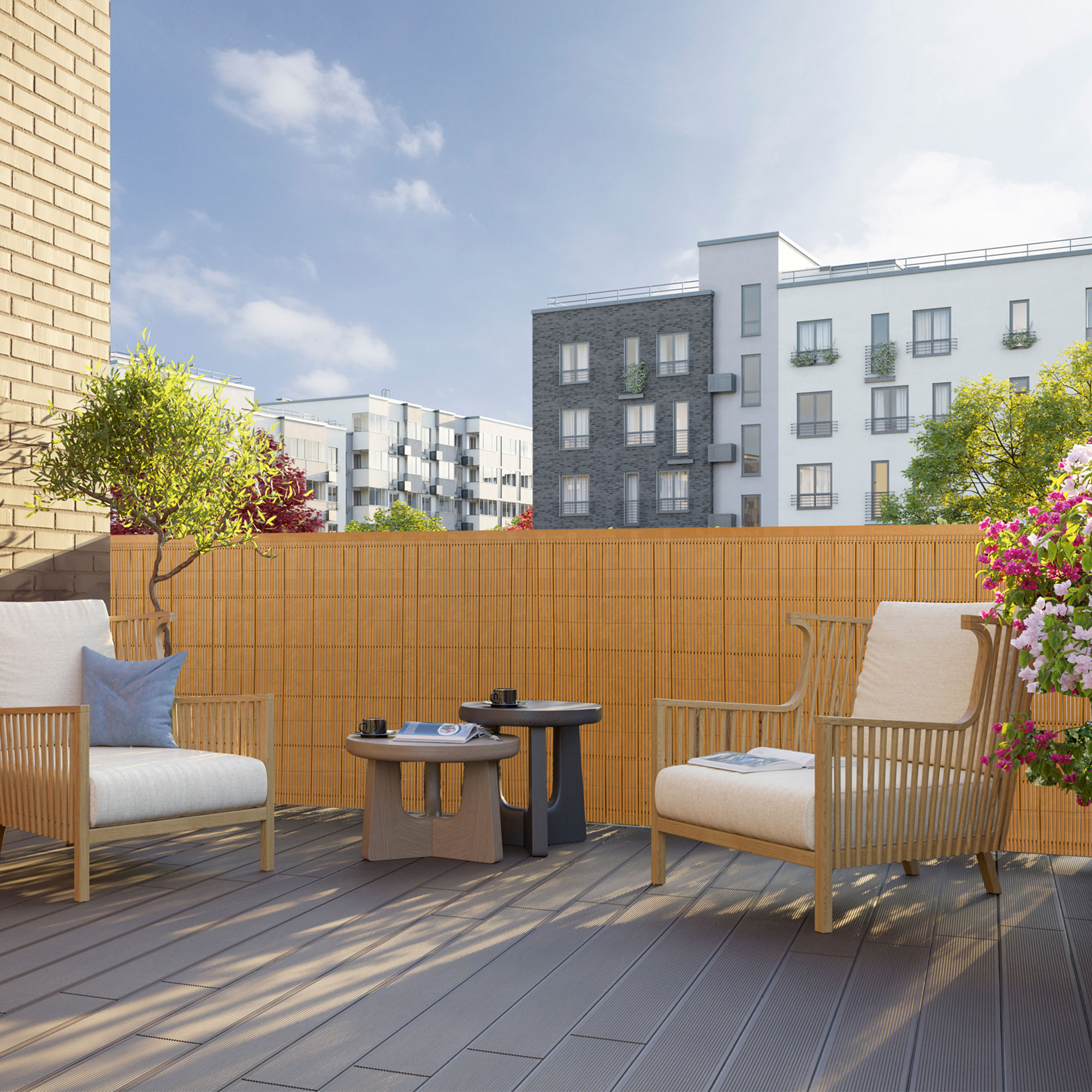 Terrazza con tappeto di protezione e profilo di copertura, due sedie, tavolo, piante sullo sfondo