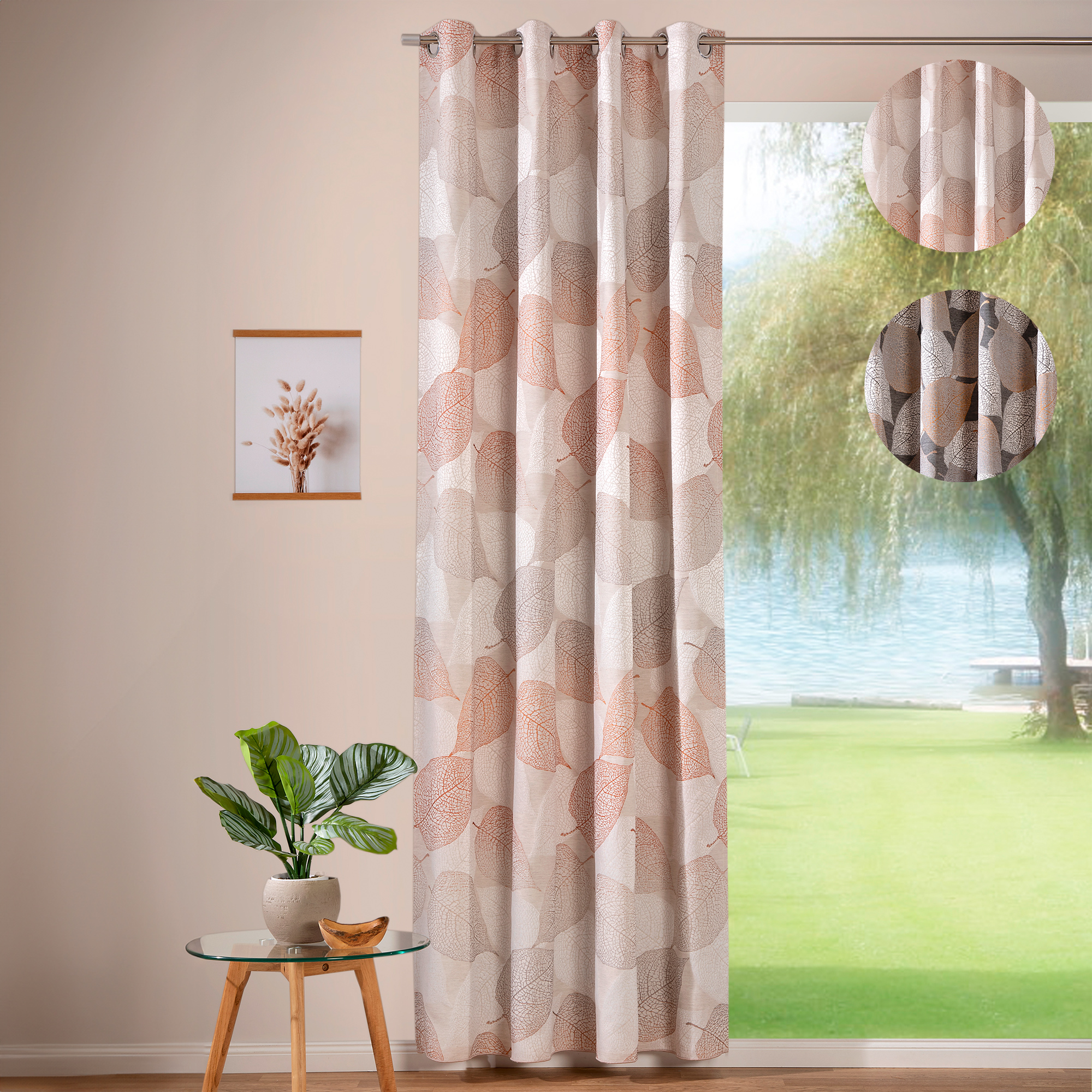 Tenda ad anelli con motivo fogliare davanti a una finestra, decorativa e funzionale nella stanza