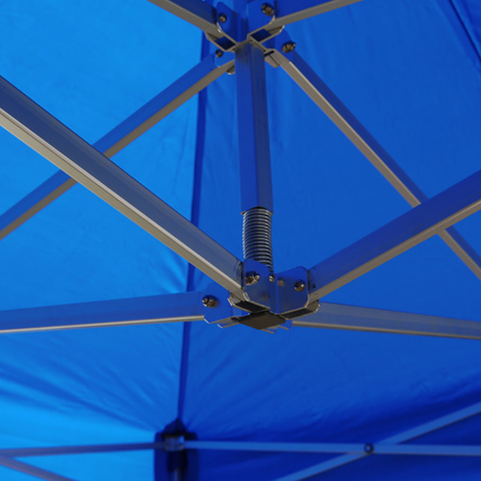 Struttura di un tetto di gazebo pieghevole con travi in metallo e elementi di collegamento