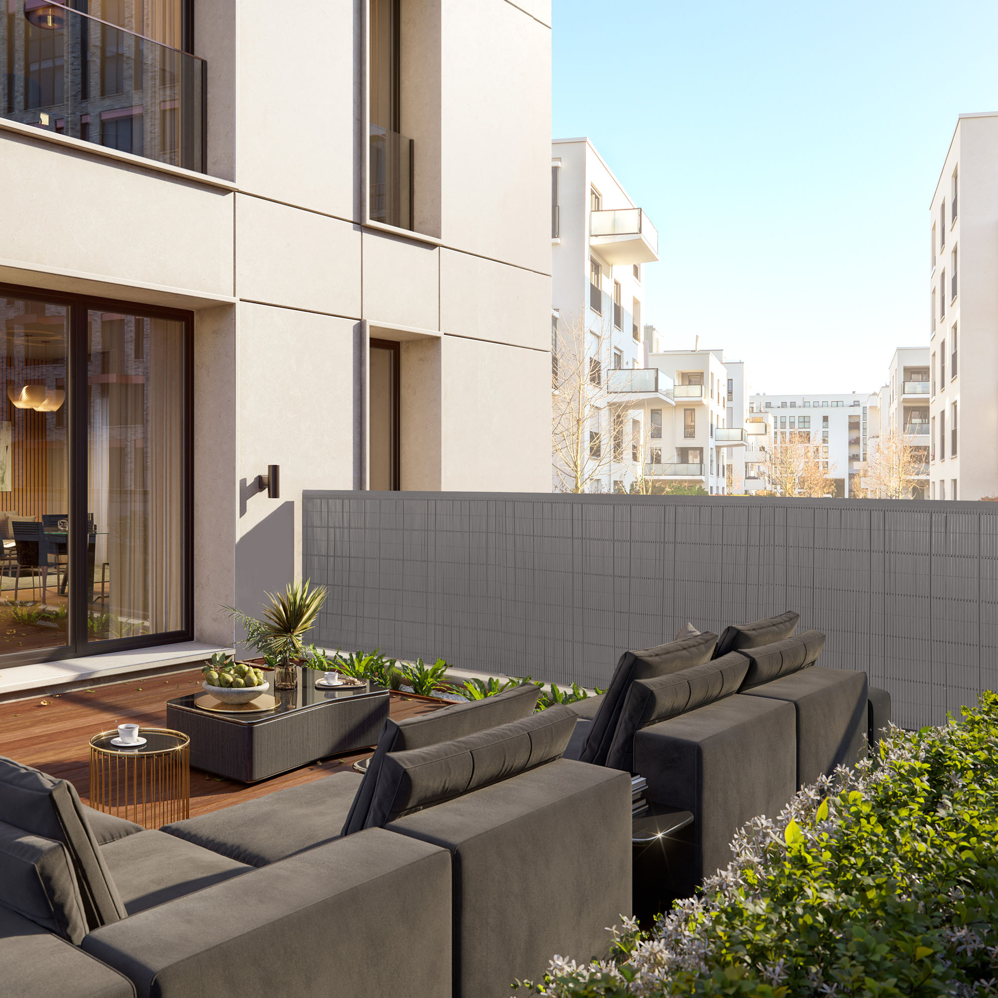 Rete di protezione con profilo di copertura su balcone in un moderno complesso residenziale