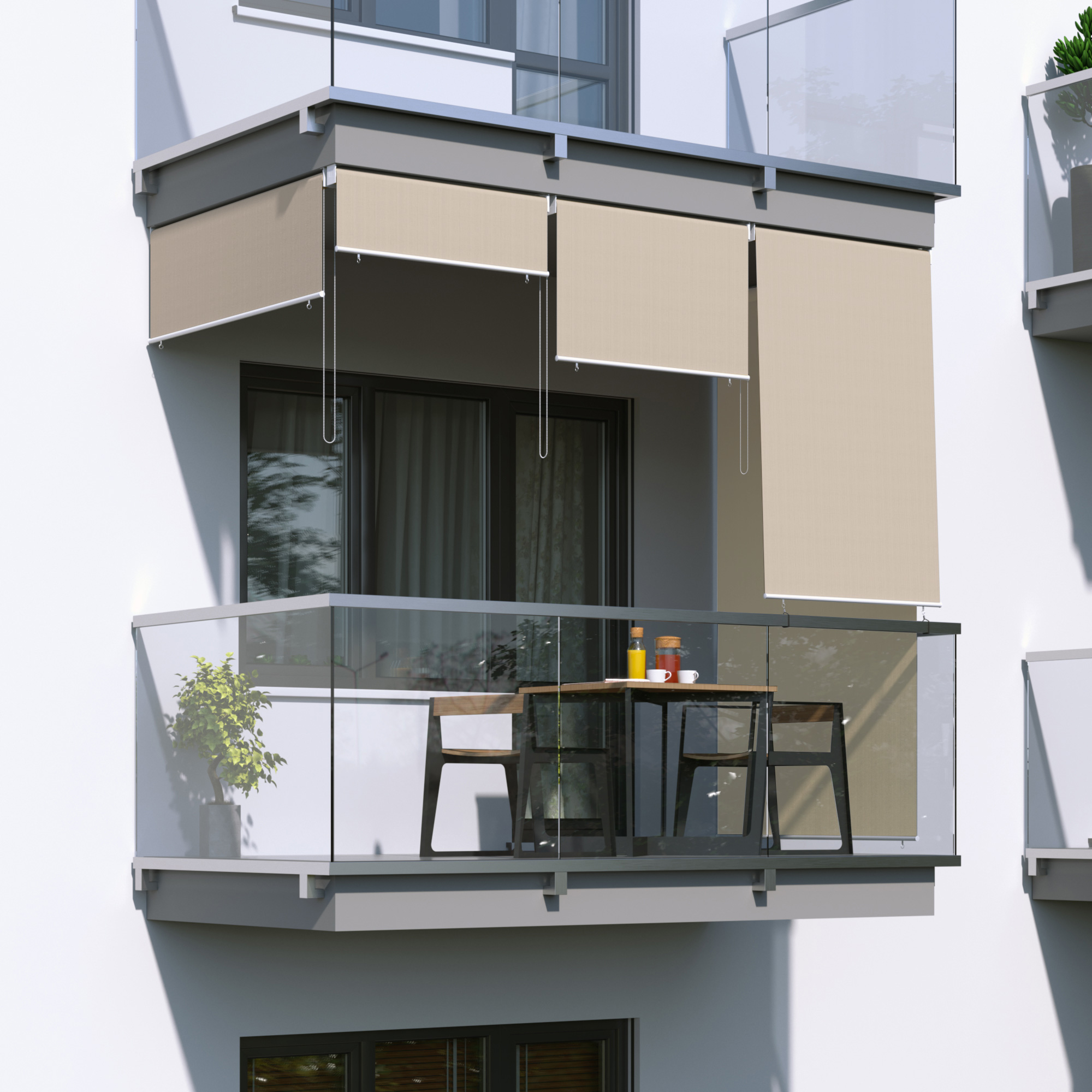 Balcone con tenda verticale sospesa e tavolo con sedie
