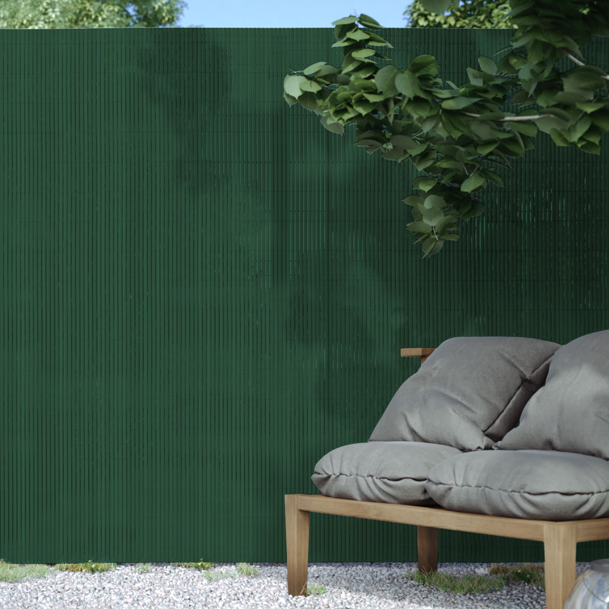 Tappeto di protezione in PVC dietro una sedia da giardino con cuscino all'aperto