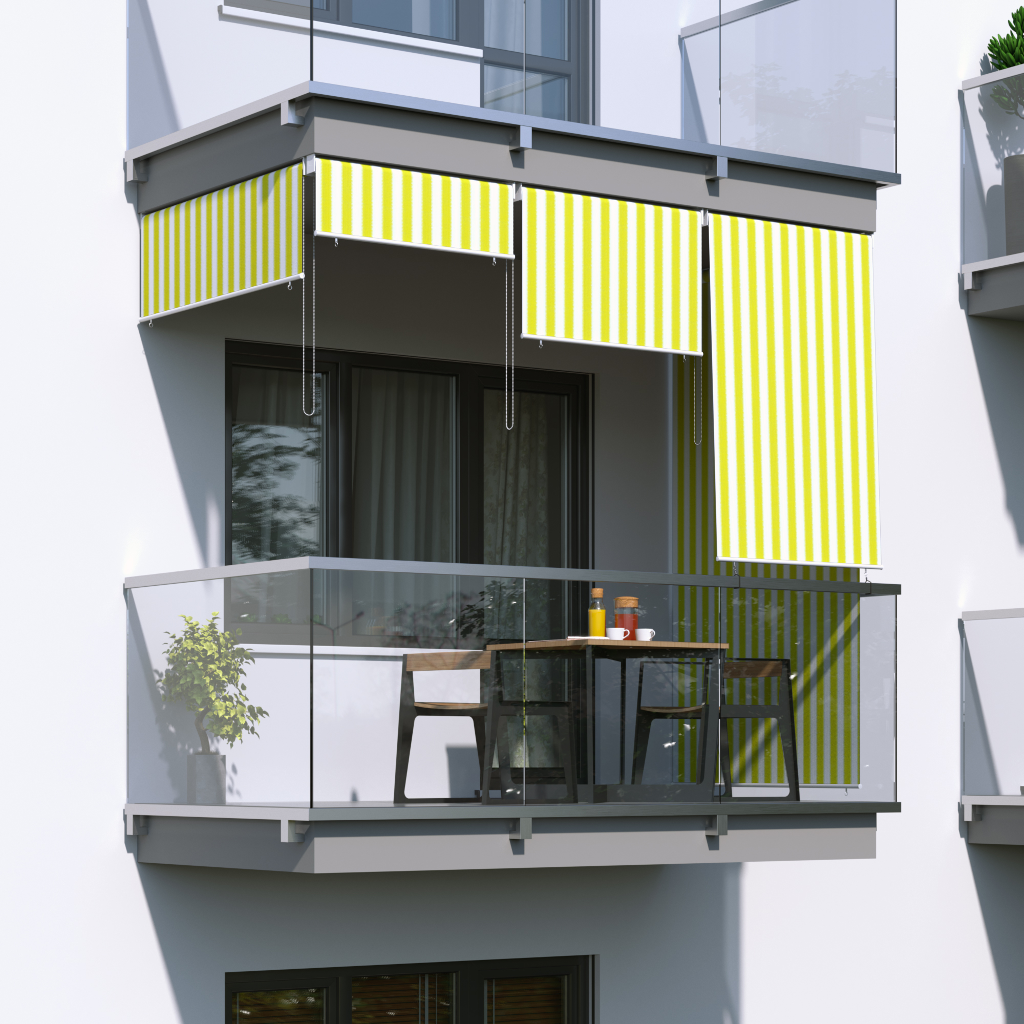 Balcone con tenda verticale sospesa e tavolo con sedie