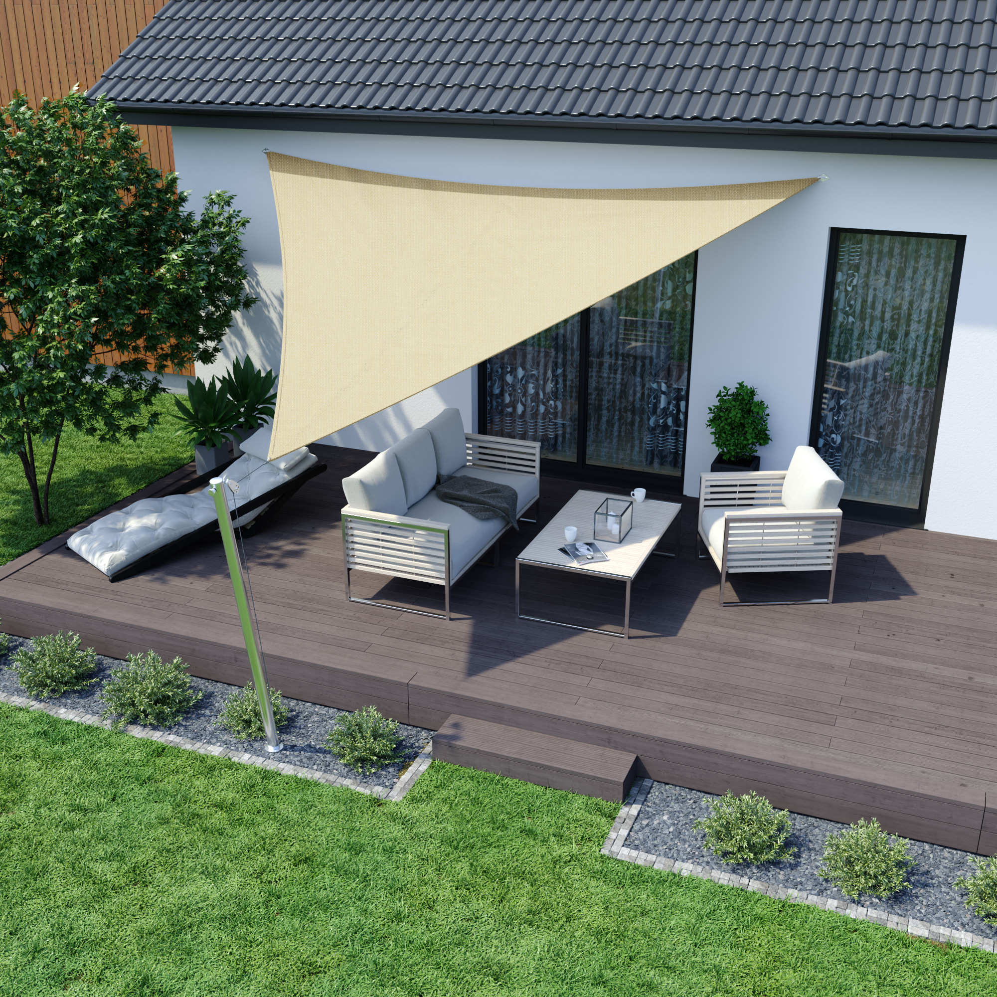 Telo da sole triangolare sopra la terrazza con mobili e piante