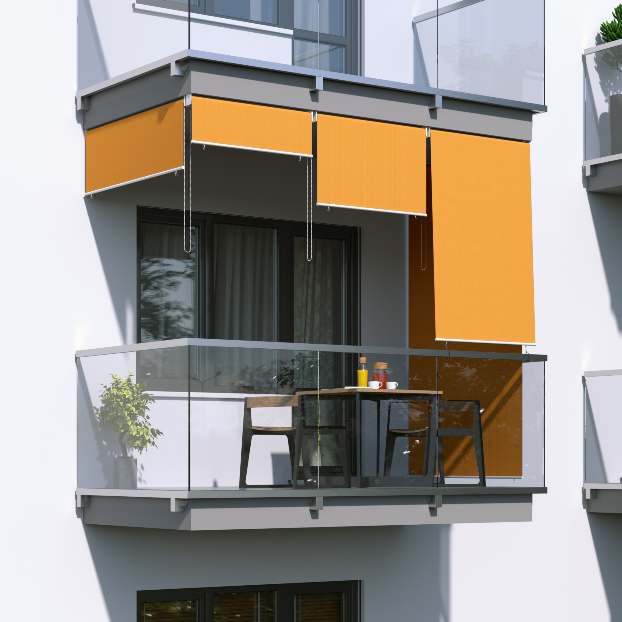 Balcone con tenda verticale sospesa e tavolo con sedie