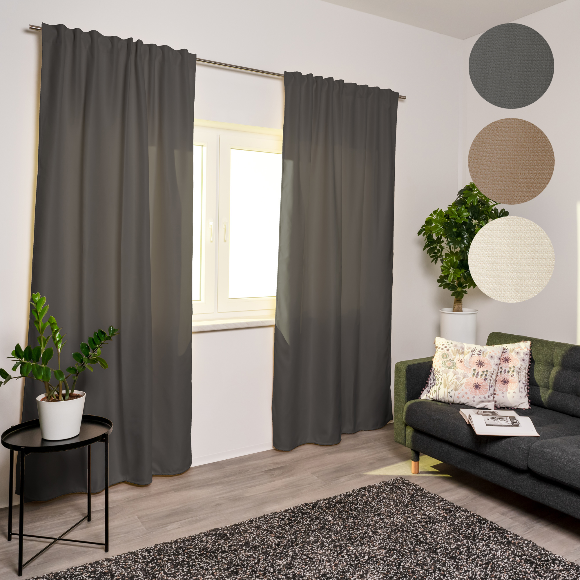 Tenda termica con nastro combinato alla finestra in un soggiorno moderno