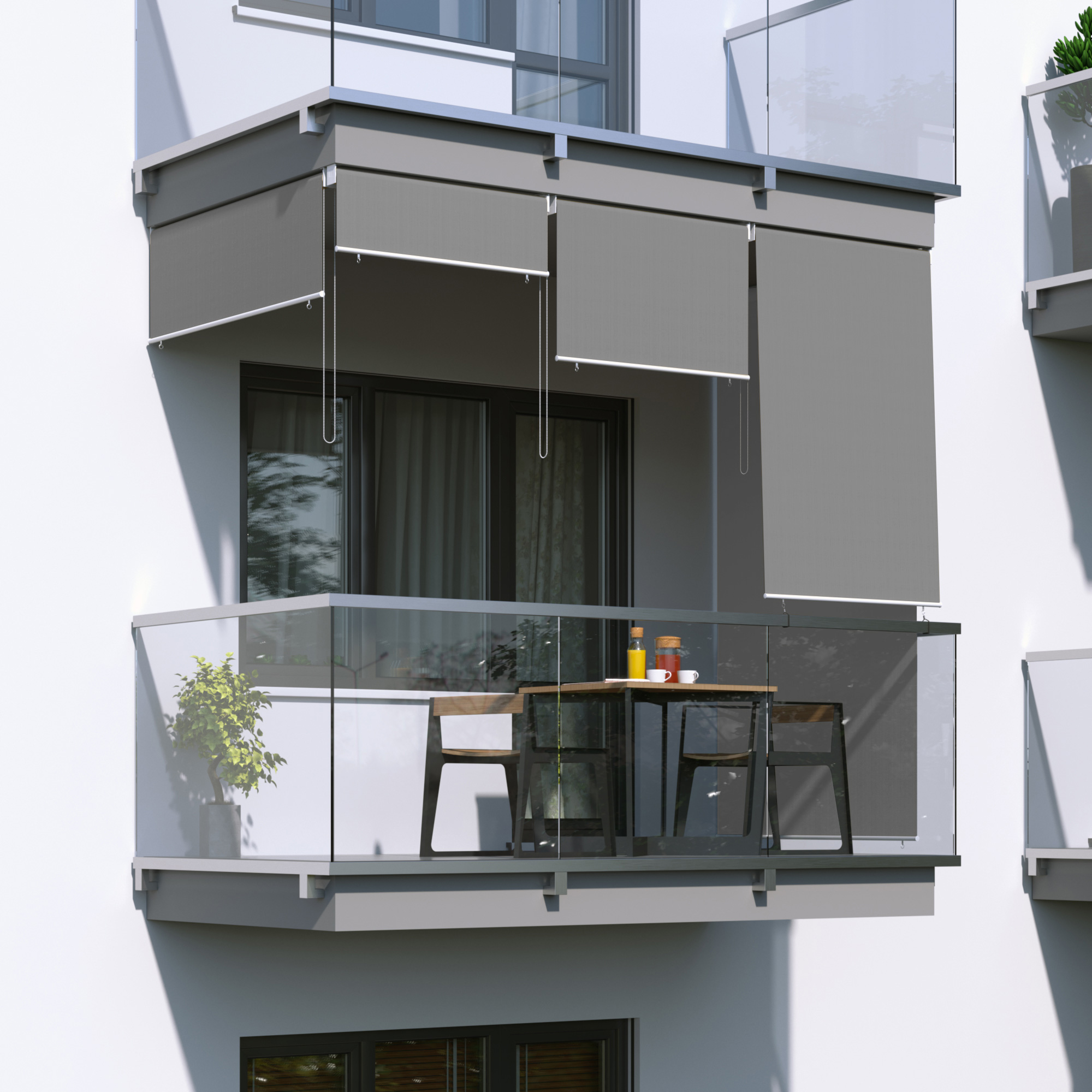 Balcone con tenda verticale sospesa e tavolo con sedie