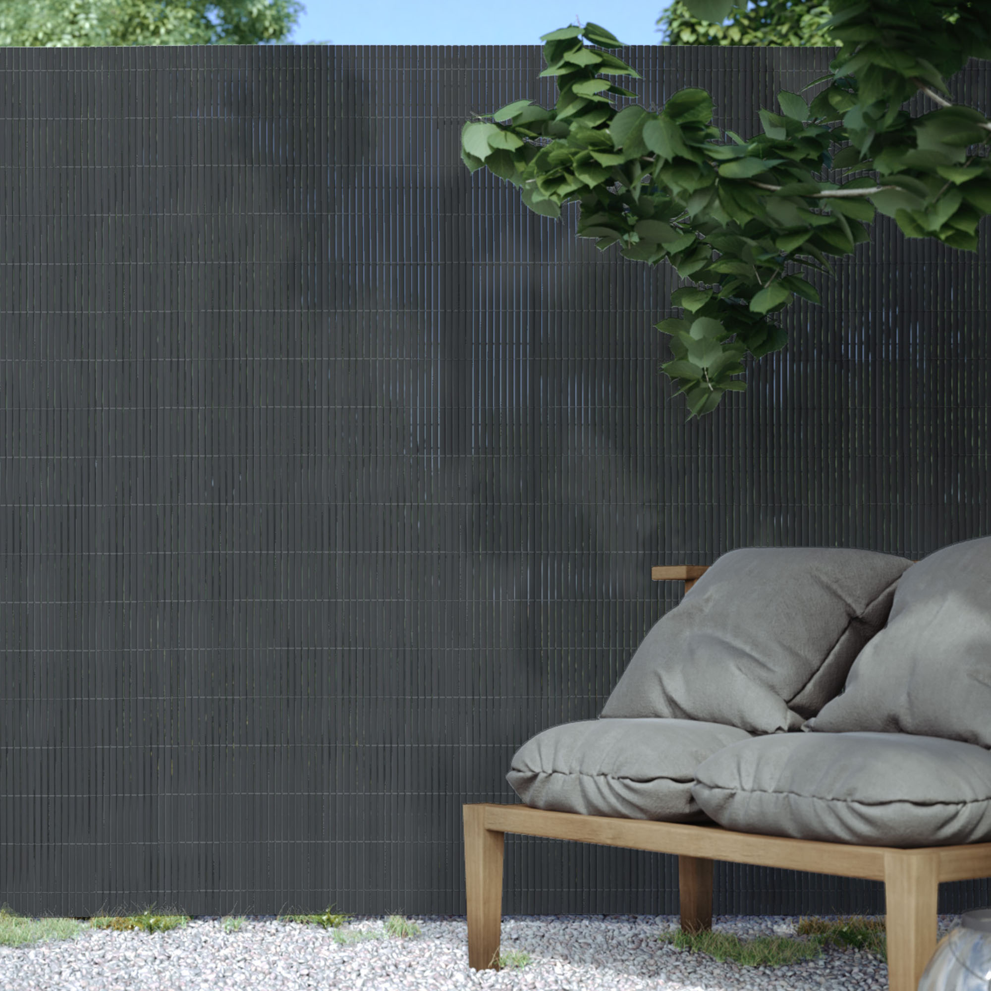 Rete di protezione in PVC nel giardino dietro un divano in legno con cuscini