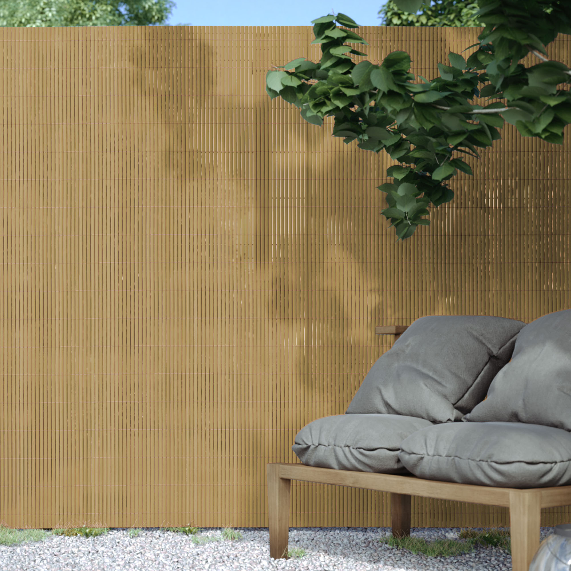 Tappeto di protezione in PVC dietro una sedia da giardino con cuscino all'aperto