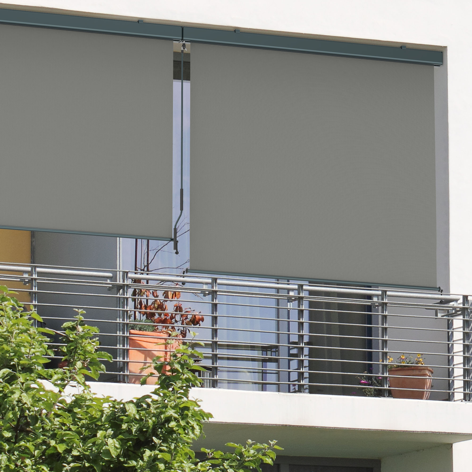 Tenda verticale con cassetta e manovella montata sul balcone