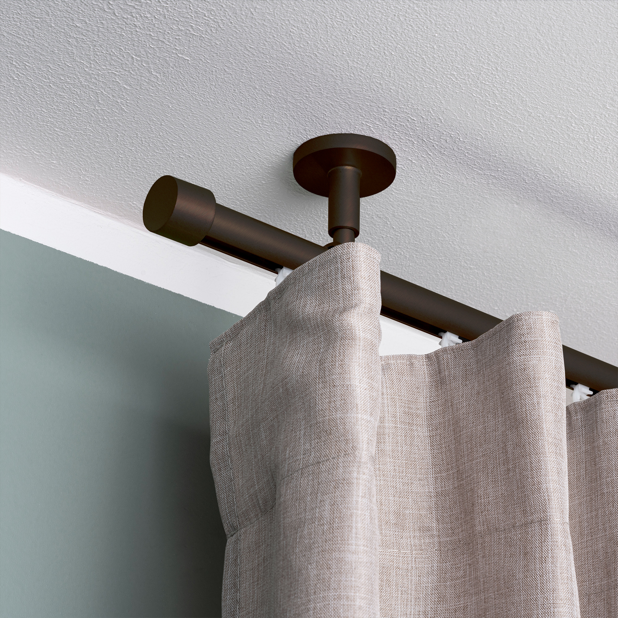 Set di aste per tende con binario interno e supporto a soffitto, tenda montata